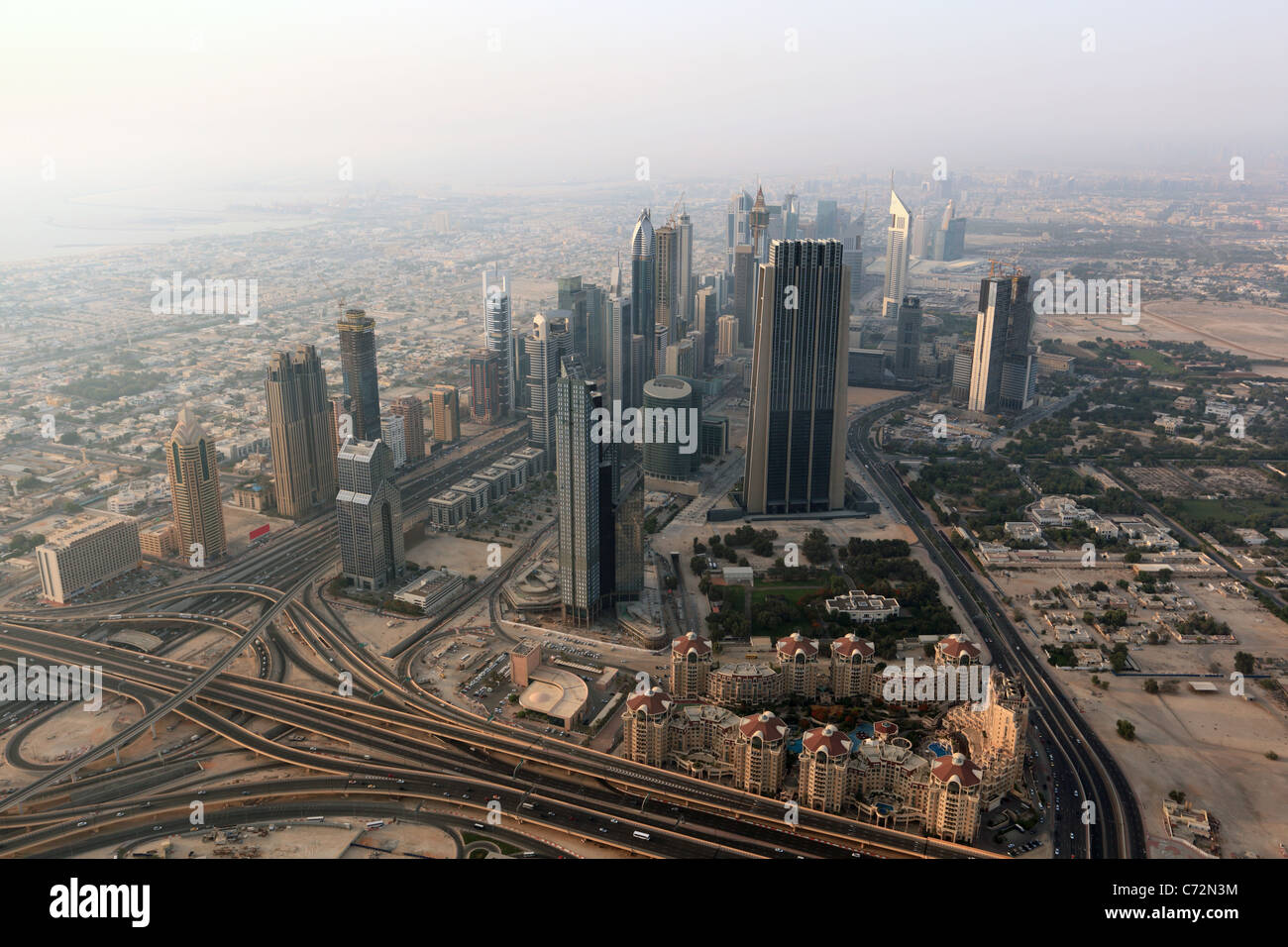 Luftbild von der Sheikh Zayed Road in Dubai, Vereinigte Arabische Emirate Stockfoto