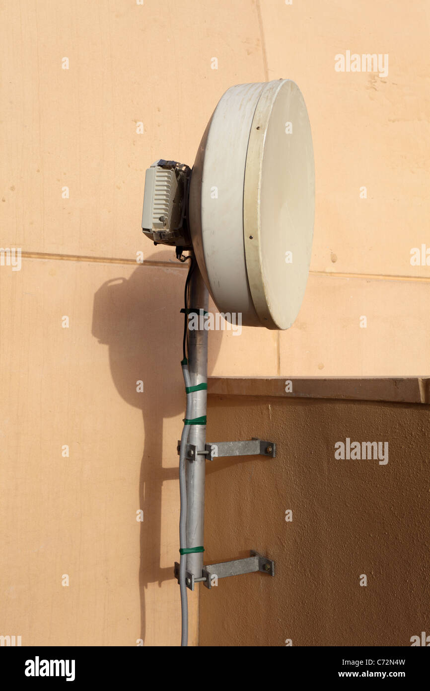 Mobilfunkantenne auf dem Dach eines Gebäudes Stockfoto