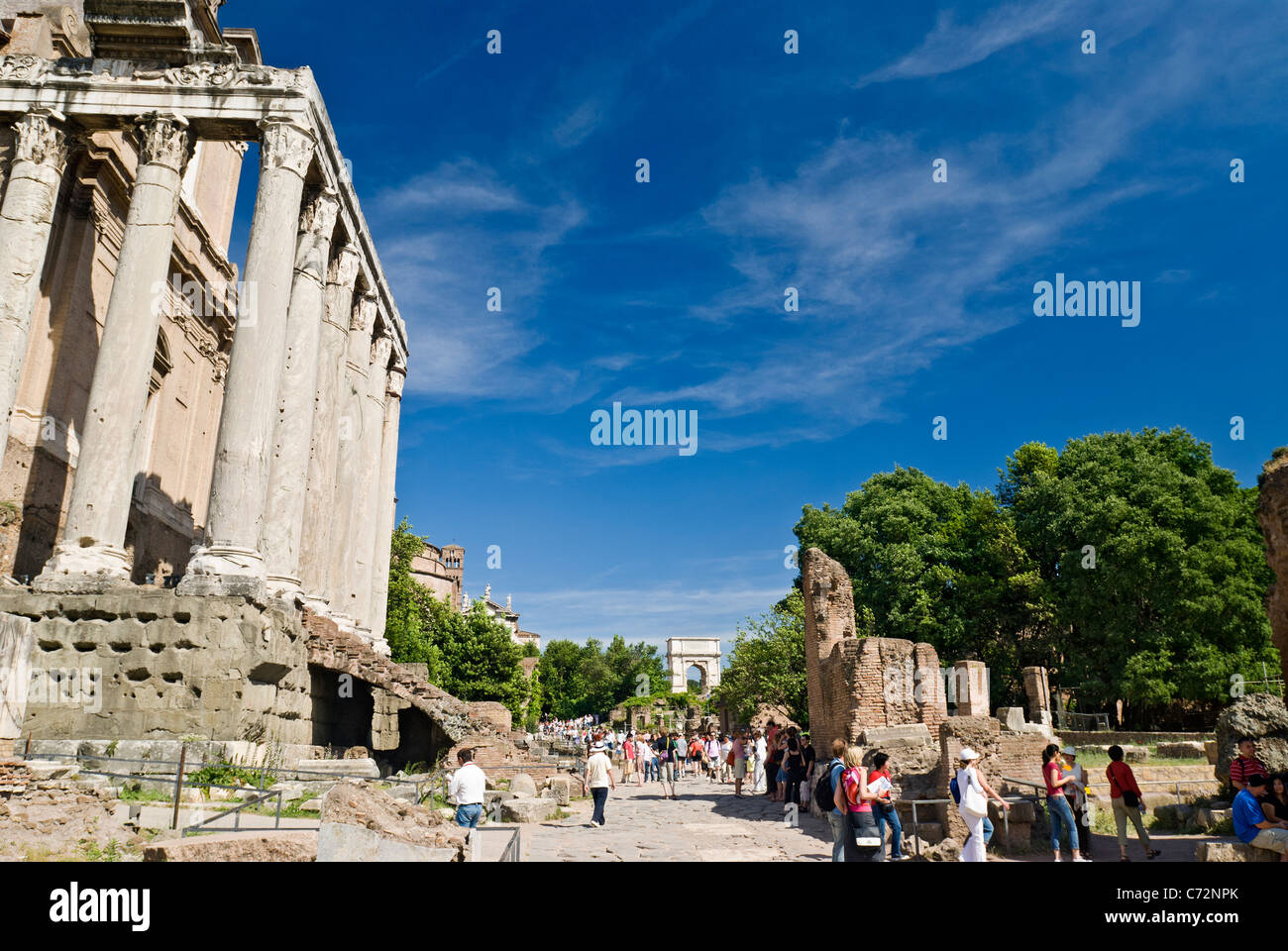 Rom, Italien. Die Via Sacra und der Tempel des Antoninus und Faustina auf der linken Seite auf dem Forum Romanum. Stockfoto