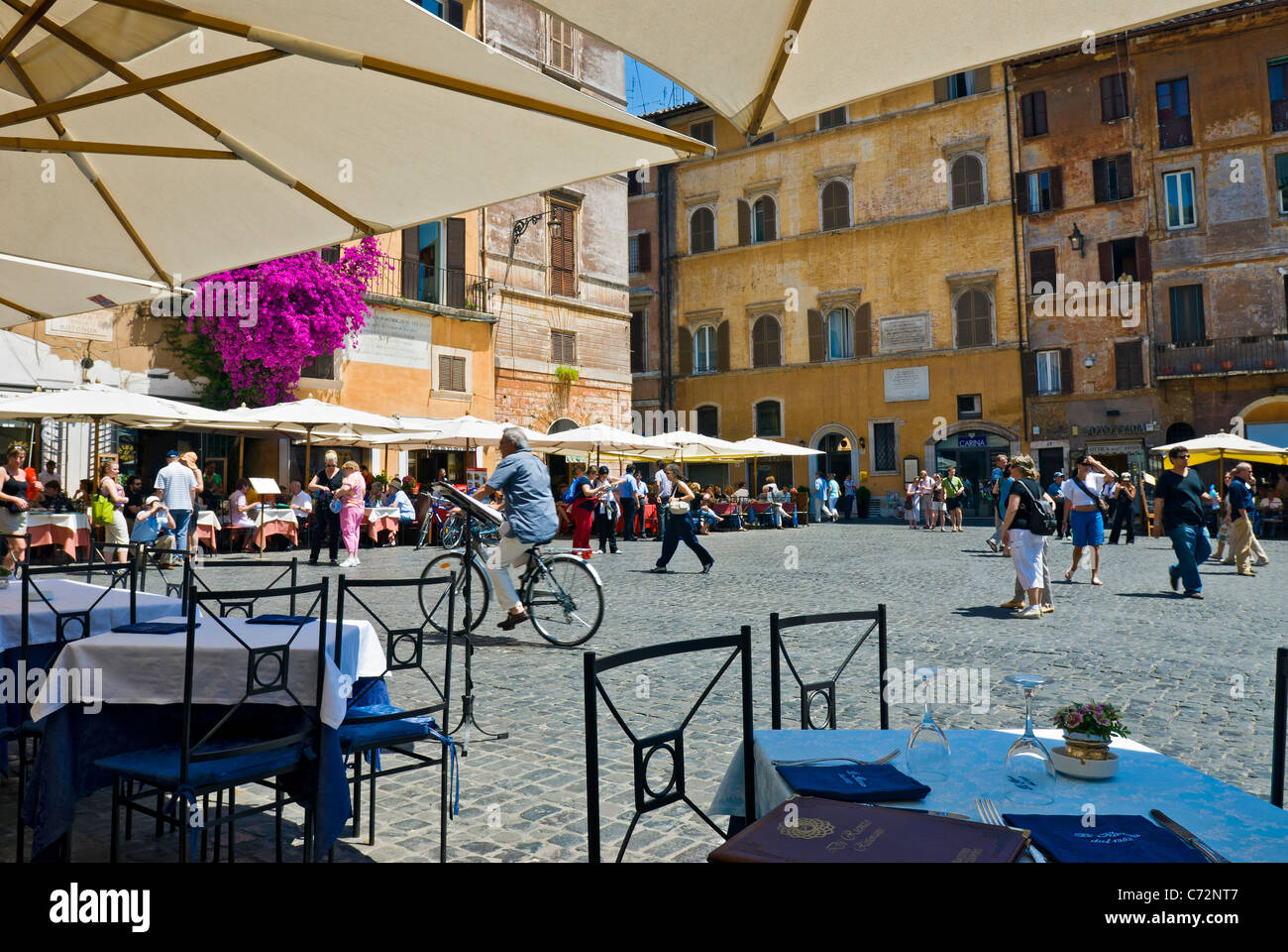 Rom, Italien. Die Piazza della Rotonda von Cafés umgeben. Stockfoto