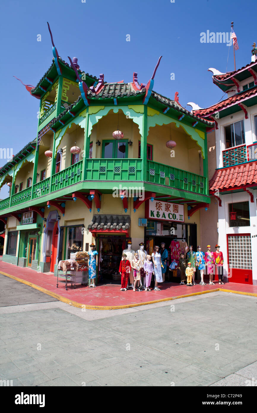 Szenen aus Chinatown in Los Angeles ein Geschäft mit Schaufensterpuppen vor der Tür in chinesischen Stil Kleidung gekleidet Stockfoto