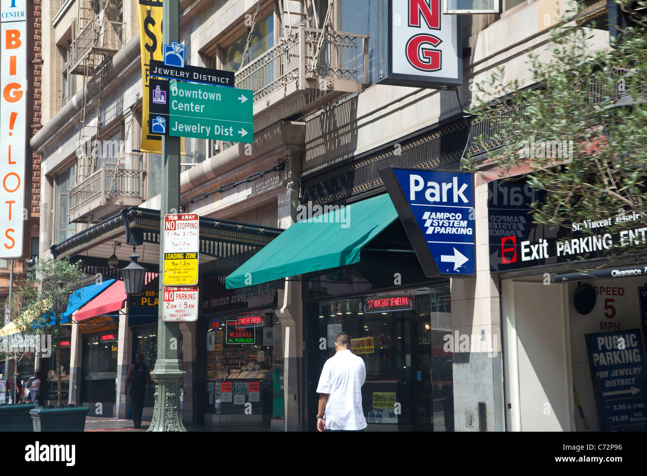 Szenen von der Innenstadt von Los Angeles rund um den Schmuck Bezirk einschließlich der Warner Brothers Gebäude und Wertaufbewahrungsmittel Big Lots Stockfoto