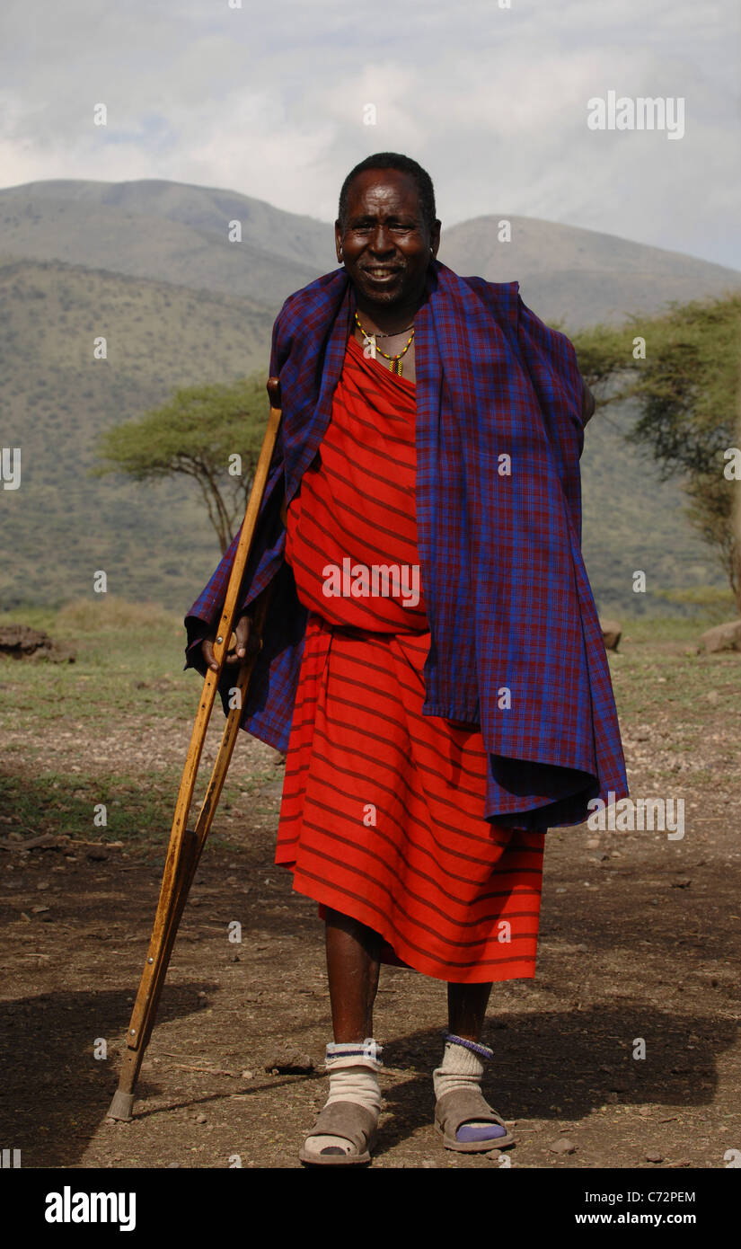 Africa.Tanzania. 5 März 2009. Massai-Dorf. Porträt ältere Maasai. Maasai Dorf in Savanne. Eine strahlende Sonne. Stockfoto