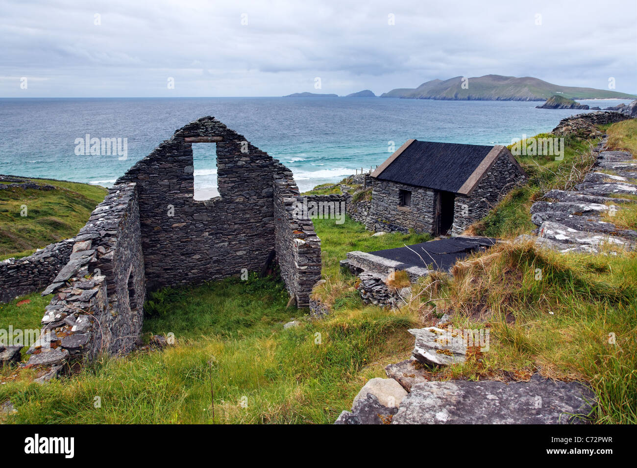 Verlassene Gebäude aus Stein in Bauern-Feld, Slea Head Drive, Halbinsel Dingle, County Kerry, Irland Stockfoto