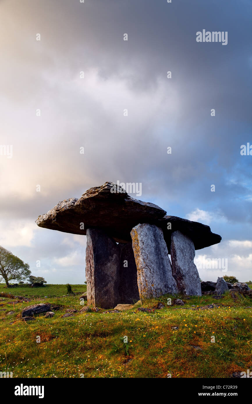 Poulnabrone Dolmen, The Burren, County Clare, Republik Irland Stockfoto