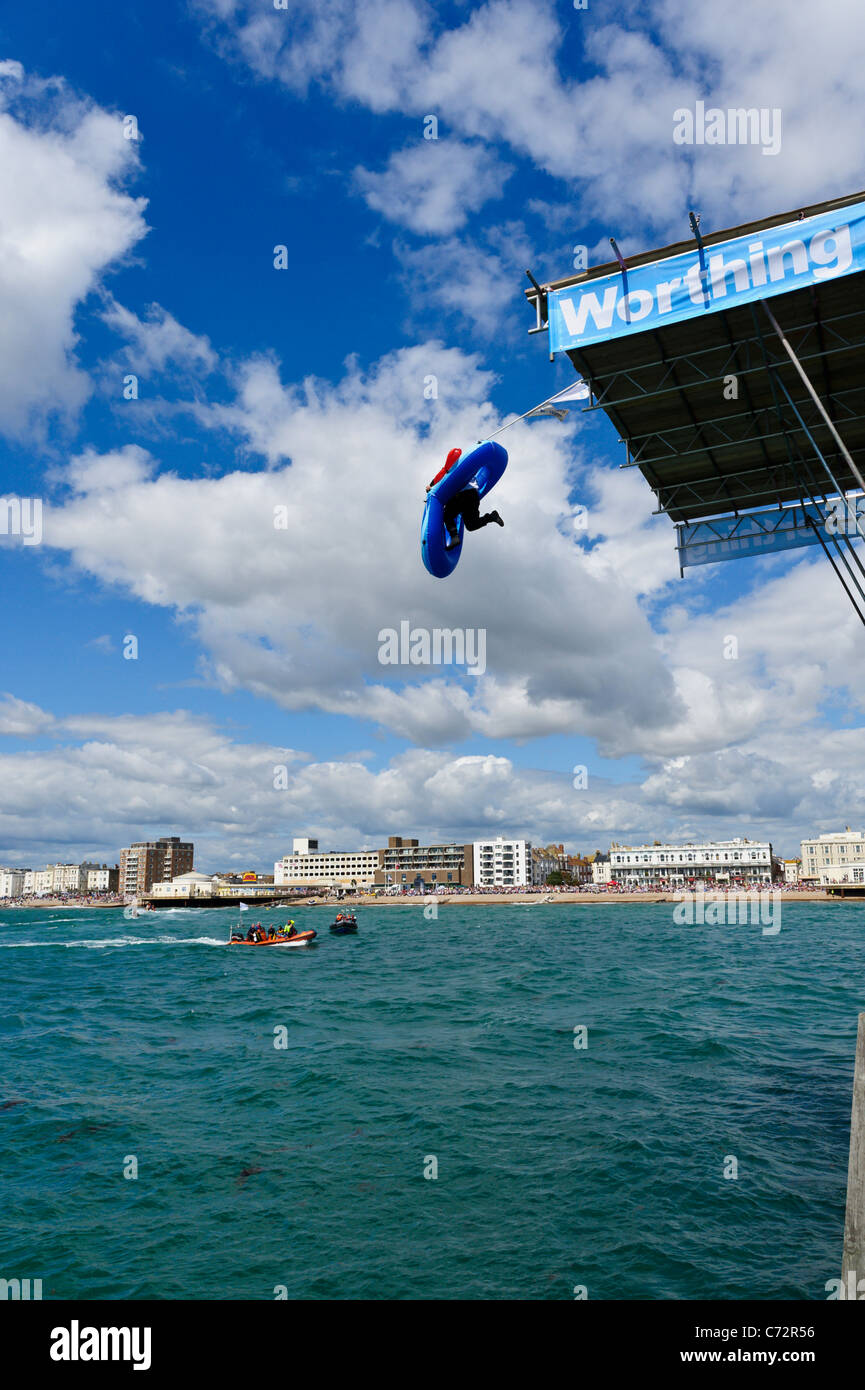 14.08.2011. Worthing, UK. Ein Flyer springt von Worthing Pier, 35ft über dem Wasser in einem Schlauchboot um Geld für wohltätige Zwecke zu sammeln. Stockfoto