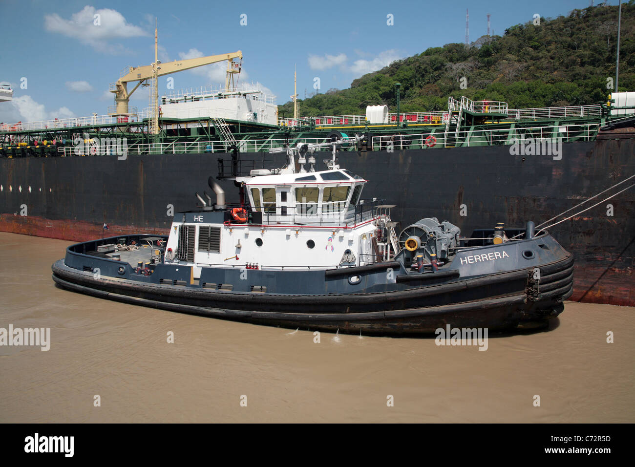 Schlepper in den Panama-Kanal auf den tagsüber Betrieb tätig. Stockfoto