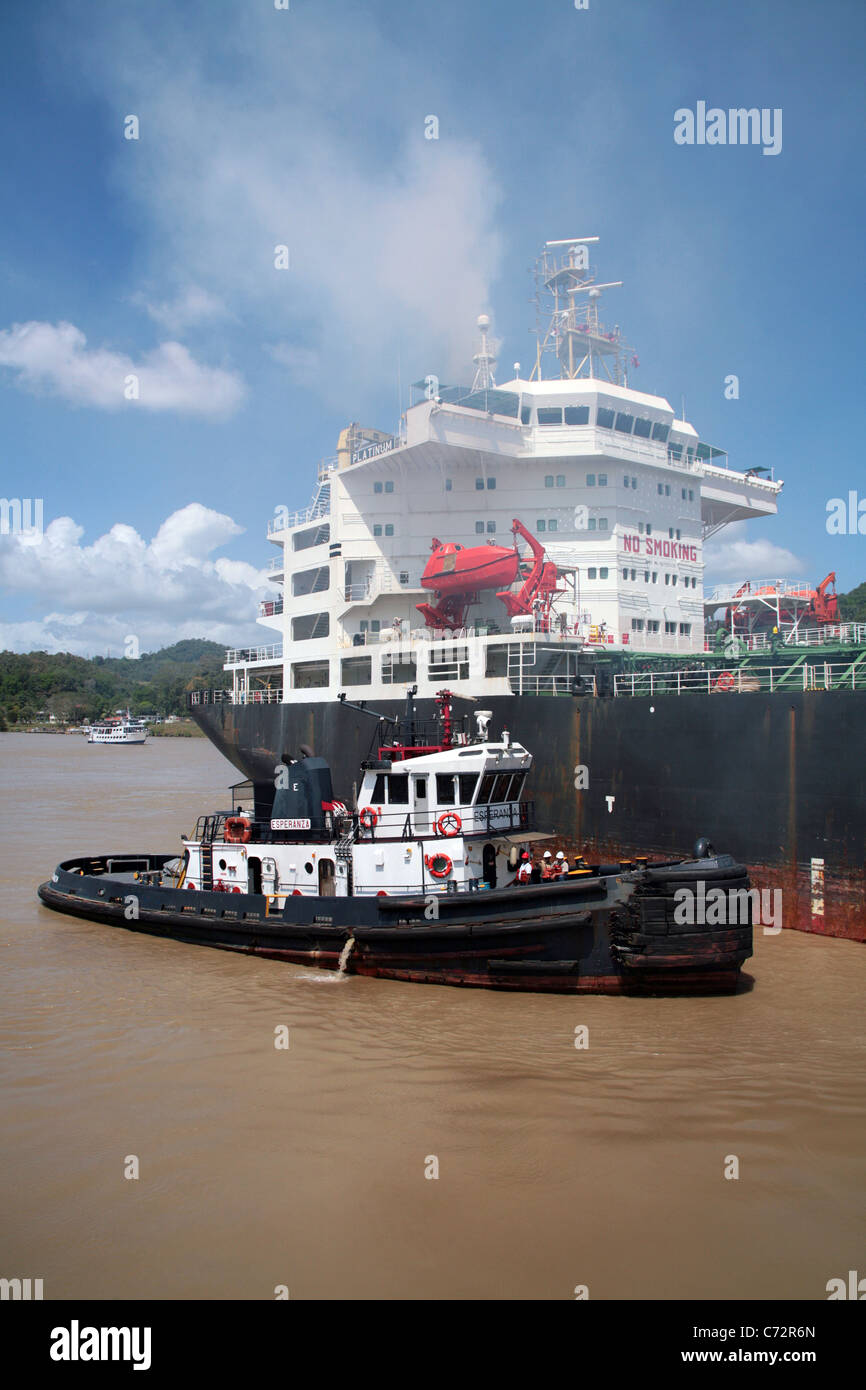 Schlepper in den Panama-Kanal auf den tagsüber Betrieb tätig. Stockfoto