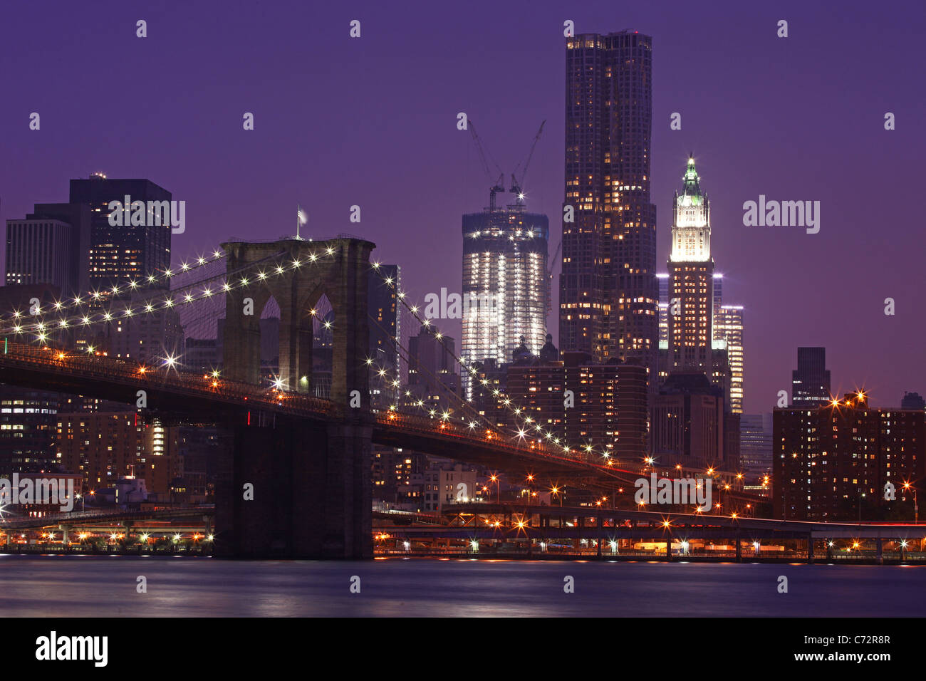 Brooklyn Bridge und Manhattan Skyline bei Nacht, New York City Stockfoto