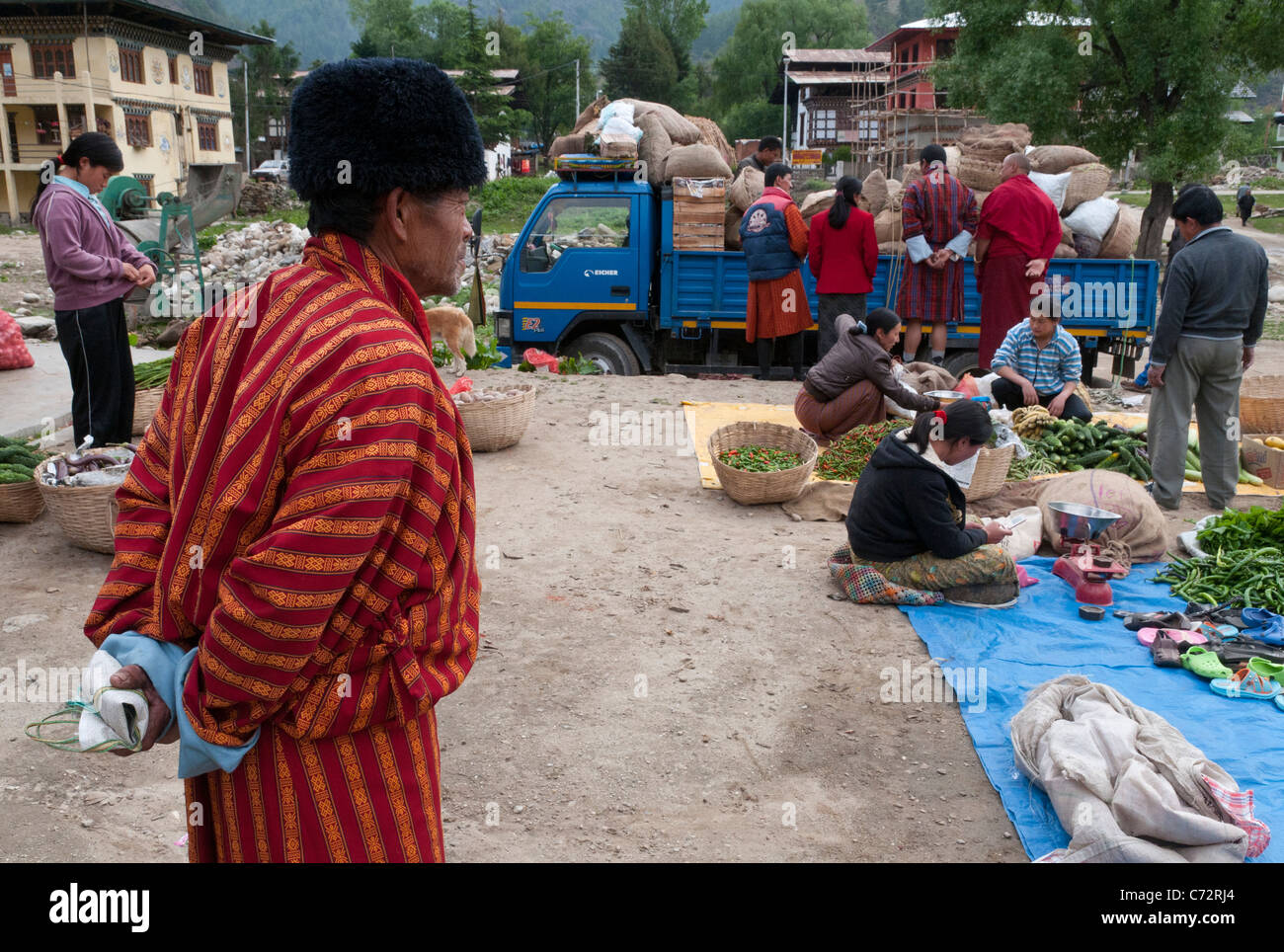 Mann in traditioneller Gho am Sonntagsmarkt. Haa. Bhutan Stockfoto