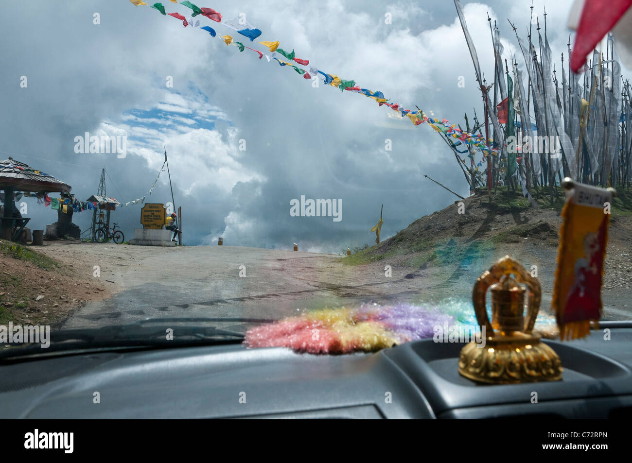 die Bergstraße zum Chele la Pass von Fahrzeug gesehen. Paro. Bhutan Stockfoto