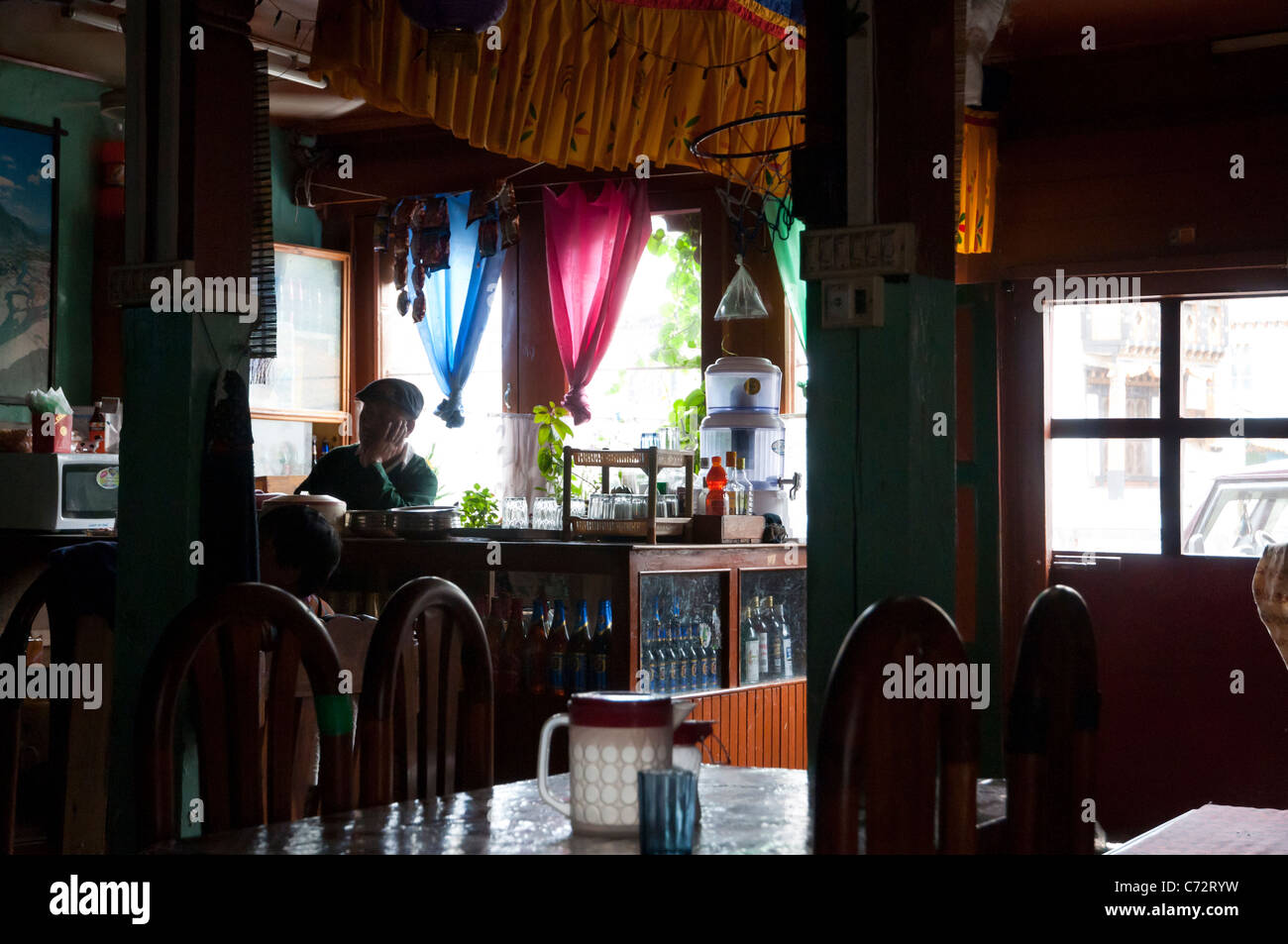 Innere des Kaffeehaus mit bar-Angebot. Paro. Bhutan Stockfoto