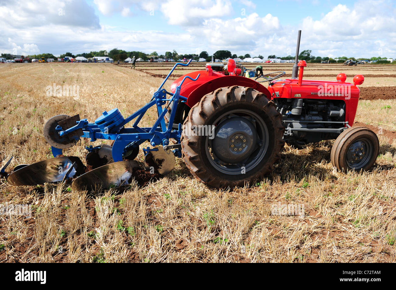 Massey Ferguson Traktor und Pflug Stockfoto