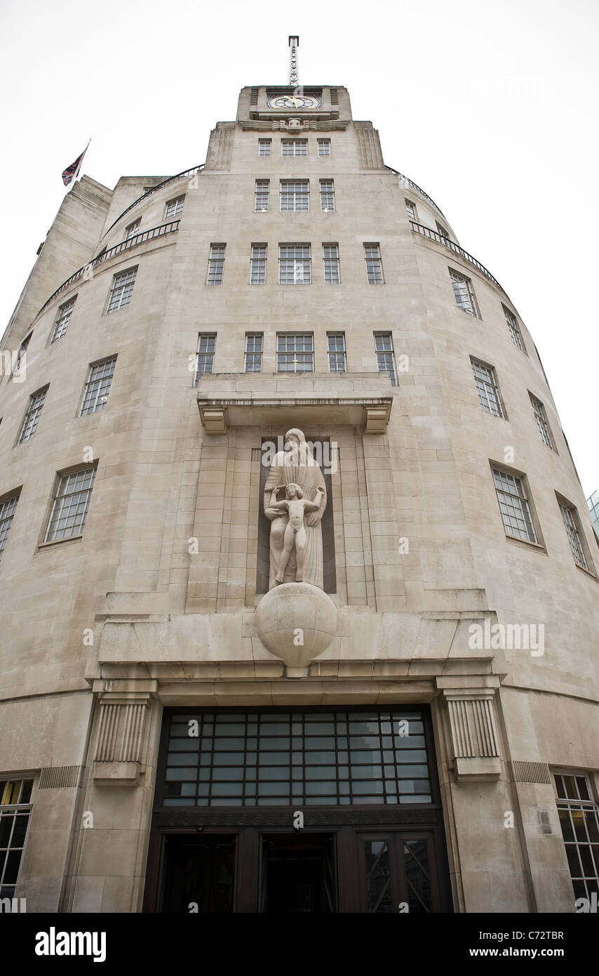 Eric Gill Skulpturen von Prospero und Ariel an der Fassade des BBC Broadcasting House, Portland Place, London, UK Stockfoto