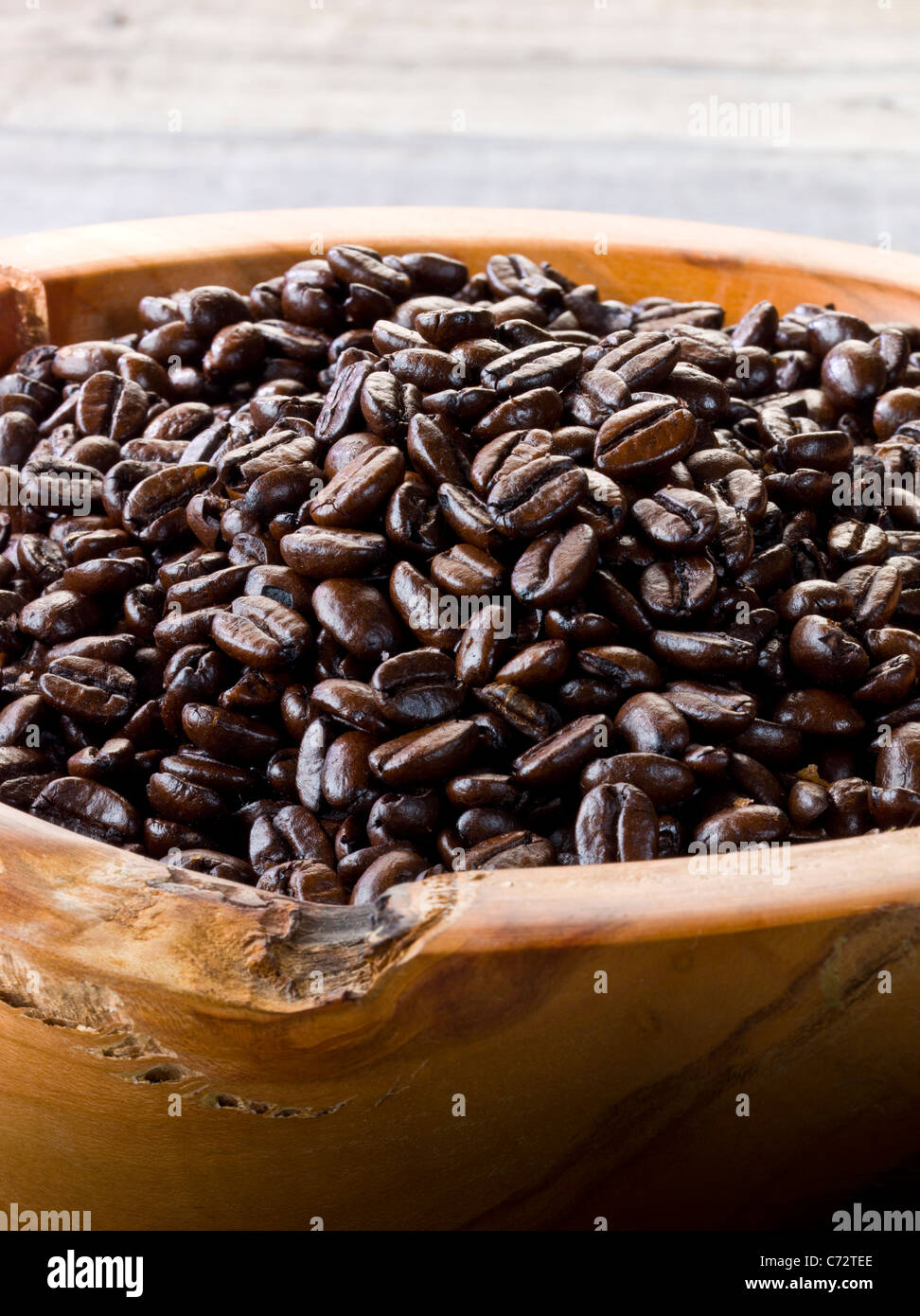 Arabica-Kaffeebohnen in Schüssel Stockfoto