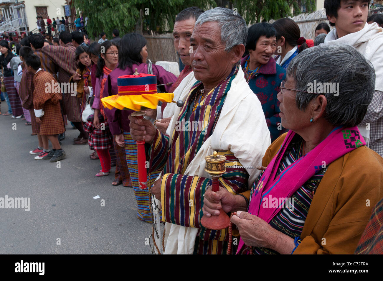 Menschen warten auf den großen Lama vorbei. Thimpu. Bhutan Stockfoto