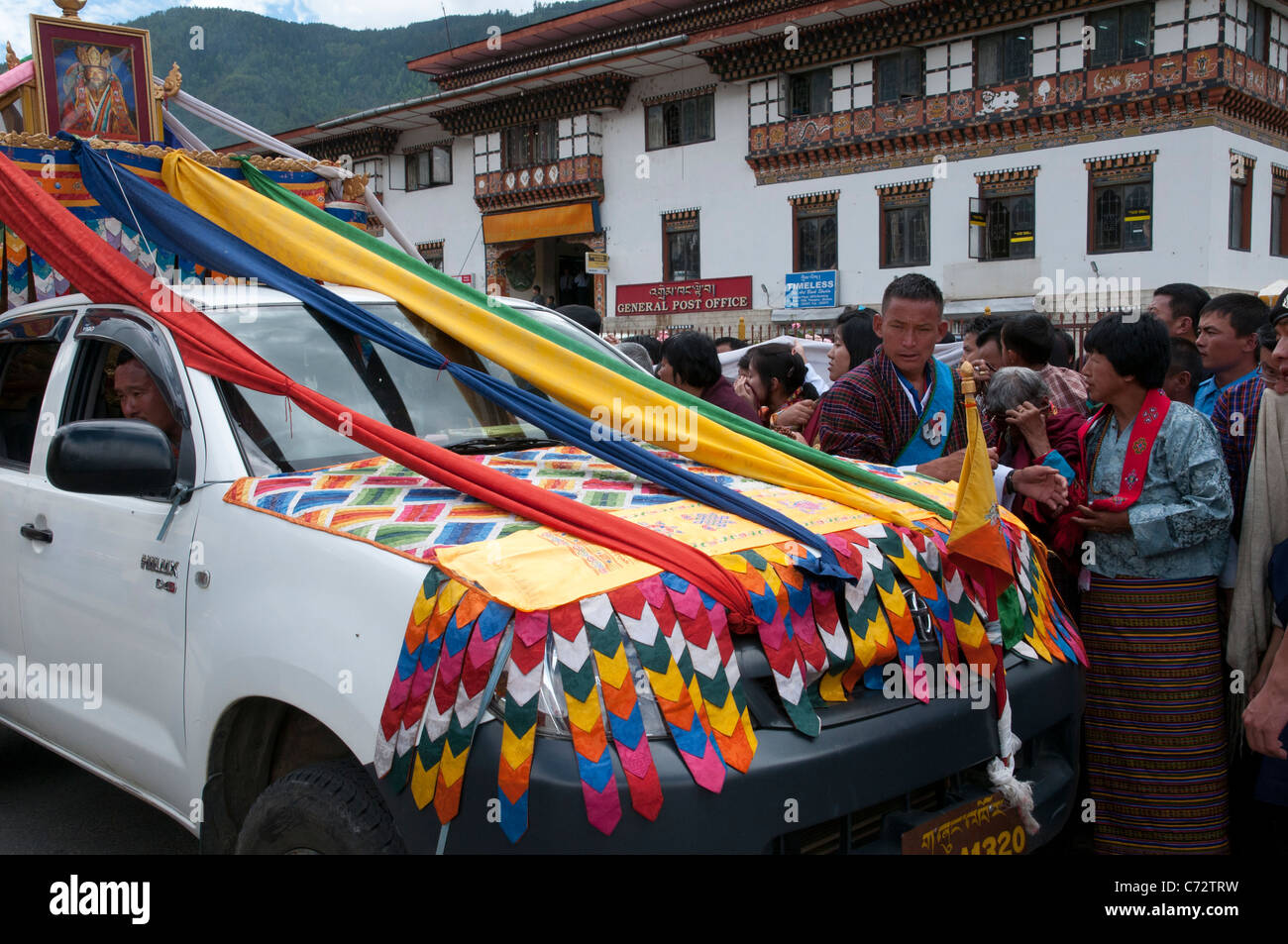 Menschen warten auf den großen Lama vorbei. Thimpu. Bhutan Stockfoto
