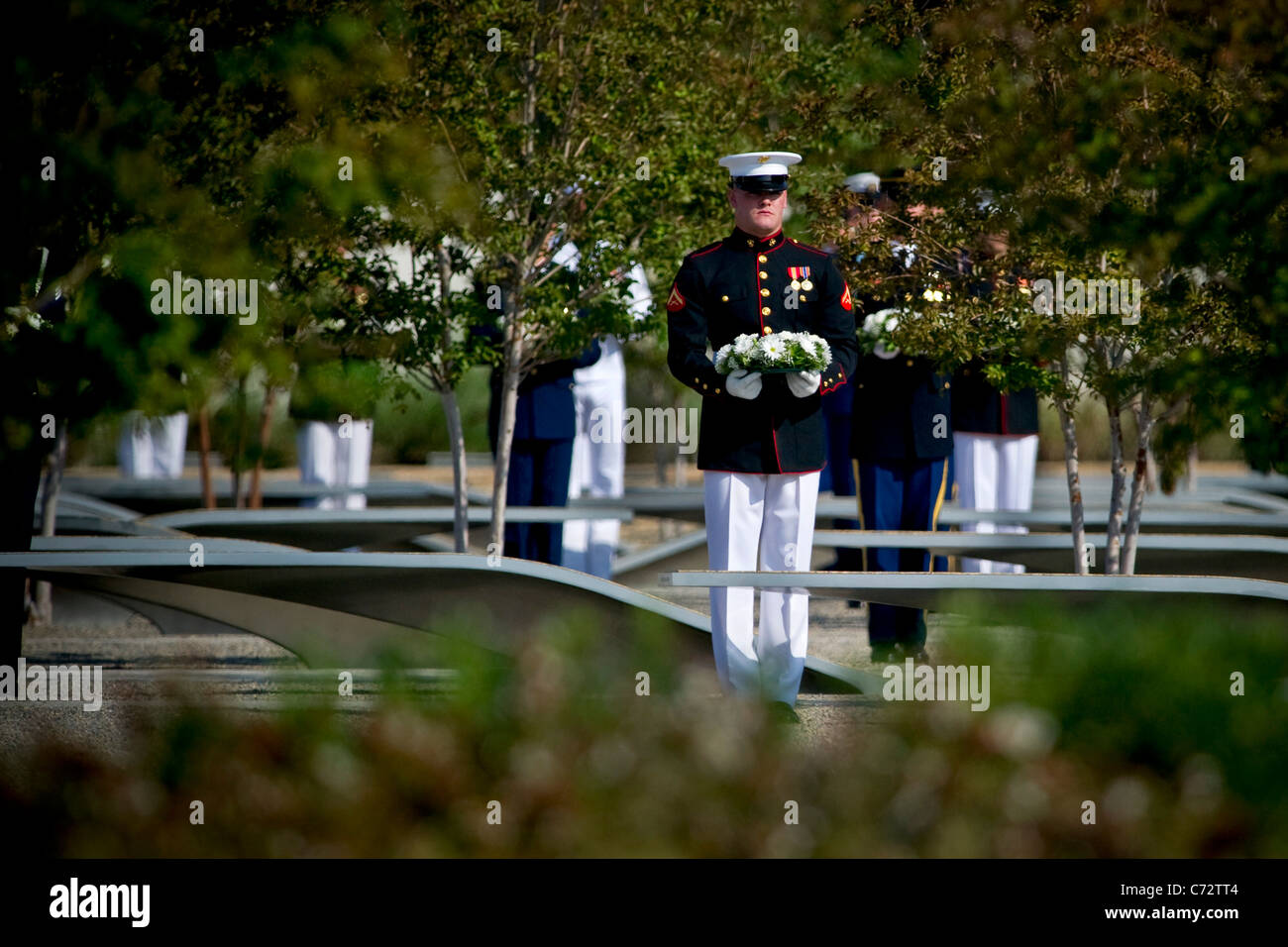 Ein US-Marine legt einen Kranz an das Pentagon 9/11 Einhaltung Zeremonie zu Ehren die 184 Opfer getötet. Stockfoto