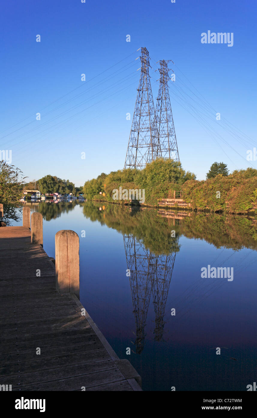 Strom-Versorgungsleitungen, überqueren den Fluss Yare bei Trowse Newton von Norwich Norfolk England United Kingdom Stockfoto