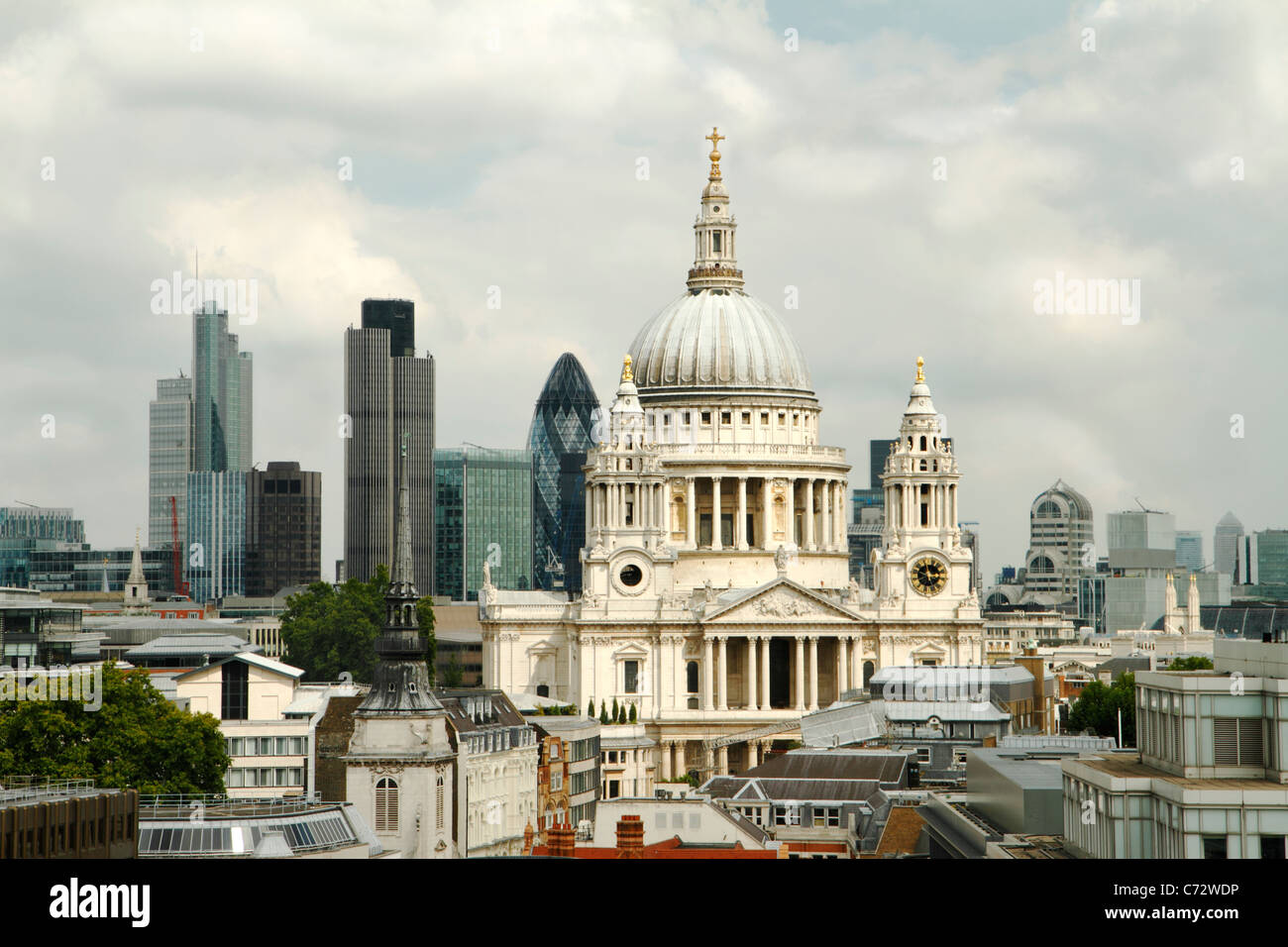 Die St Paul's Kathedrale mit der Londoner City über Stockfoto