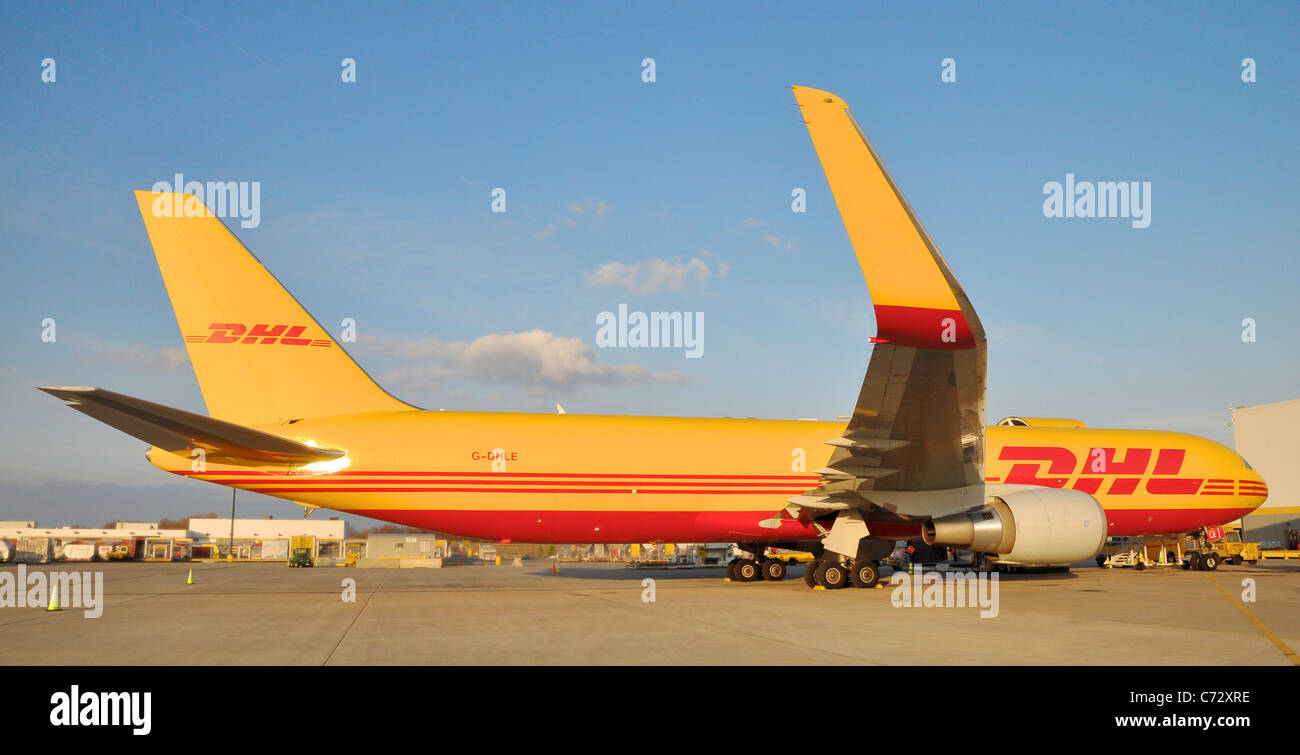 DHL Boeing 767-300ERF Fracht Flugzeugregistrierung geparkt G-Achtzehen auf dem Vorfeld des Cincinnati Flughafen, Kentucky, USA Stockfoto