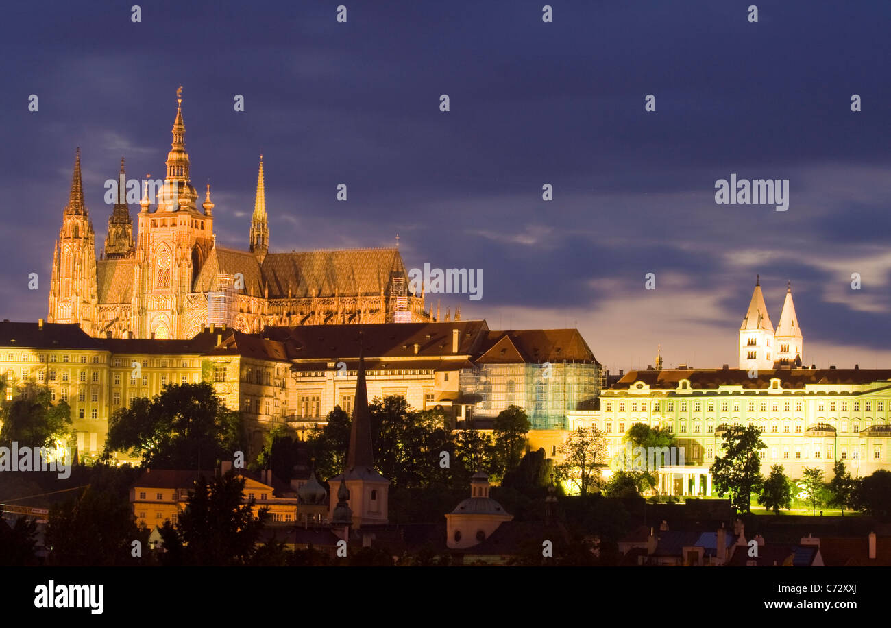 Abendstimmung auf der Prager Burg mit St.-Veits Kathedrale, Budaer Burgviertel Hradschin, Prag, Tschechische Republik, Europa Stockfoto