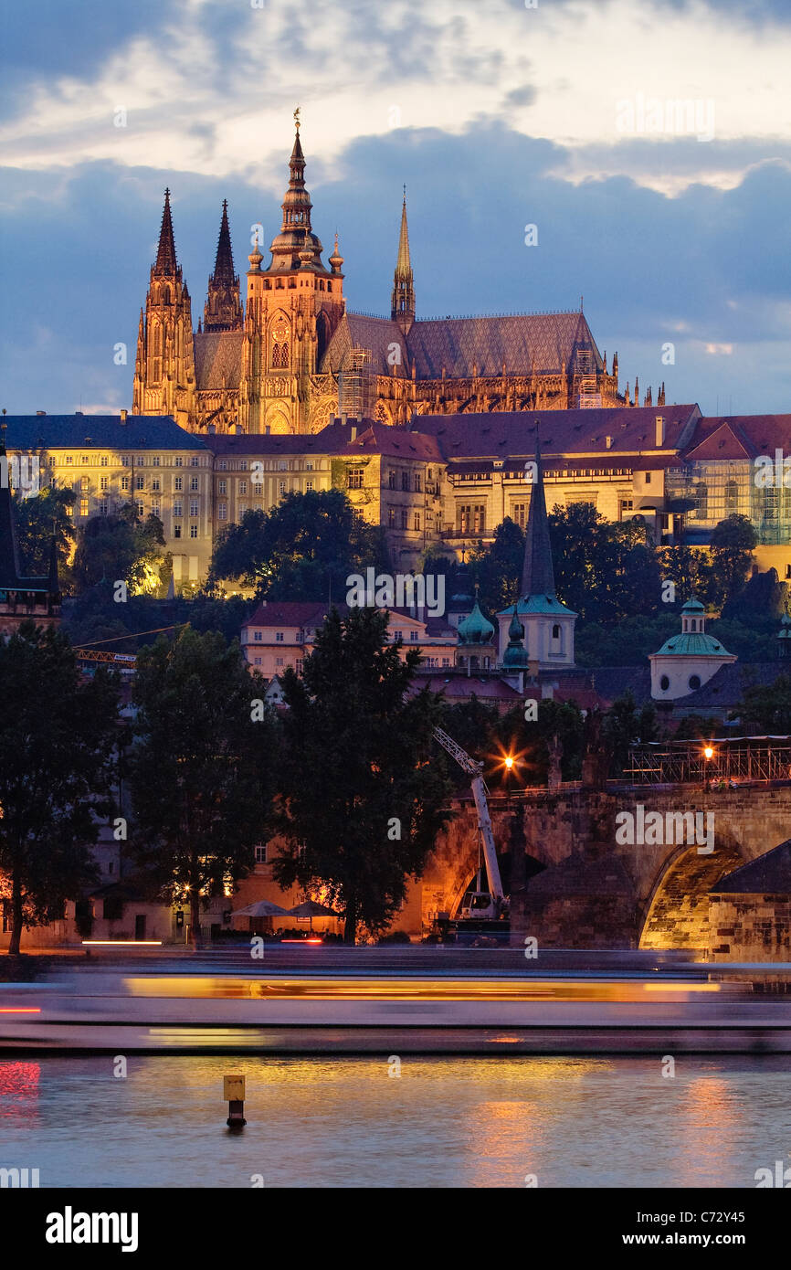 Abend Stimmung auf der Karlsbrücke mit Hradschin, Prager Burg, Prag, Tschechische Republik, Europa Stockfoto