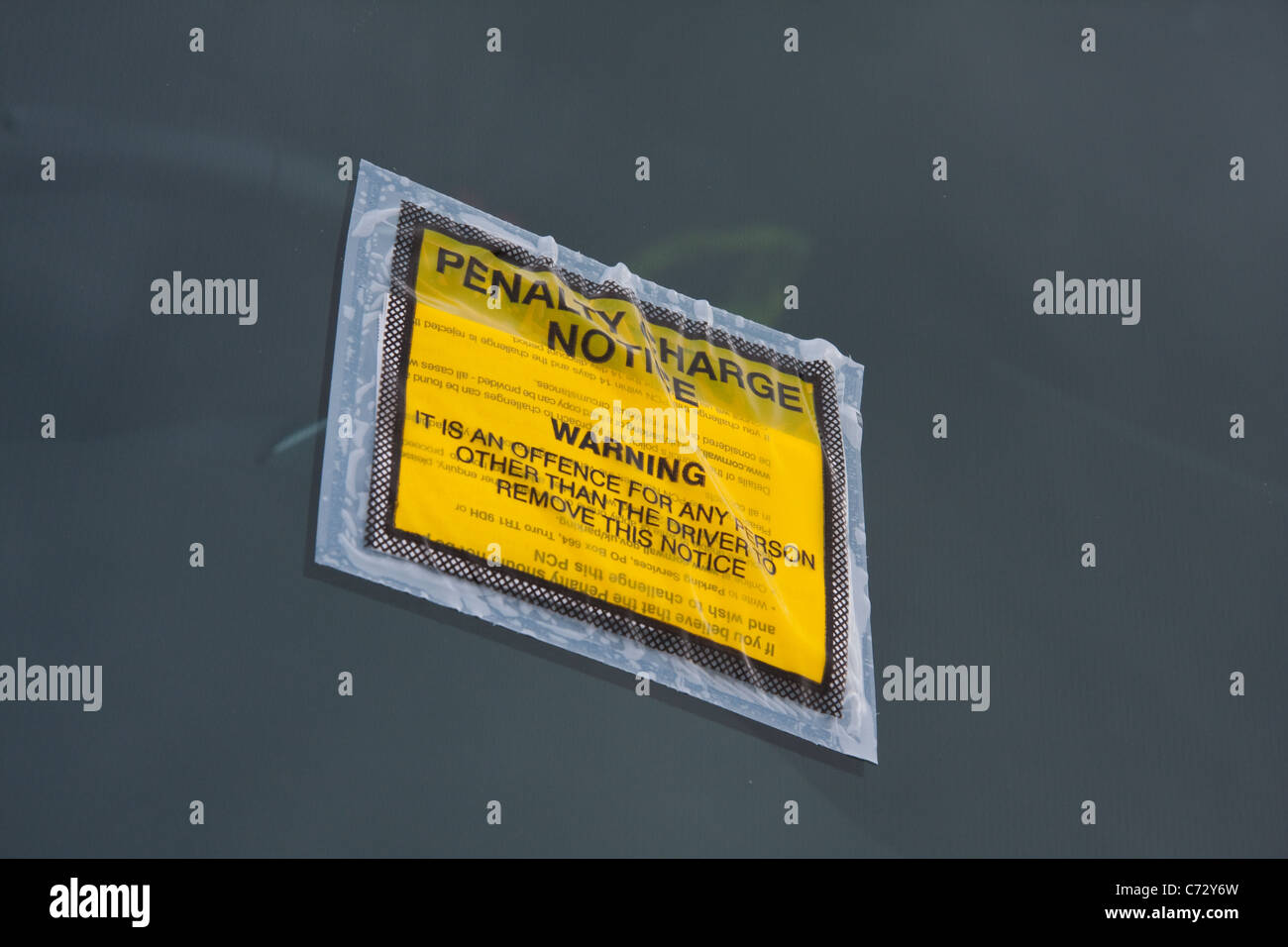 Strafe kostenlos Mitteilung an die Windschutzscheibe des Autos befestigt Stockfoto
