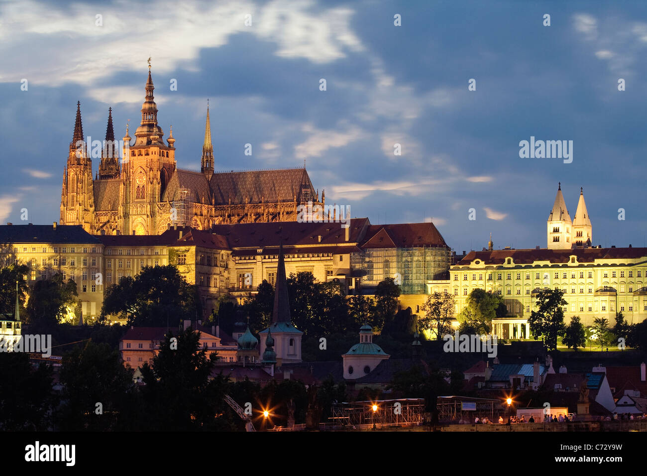 Abend Stimmung auf der Karlsbrücke mit Hradschin, Prager Burg, Prag, Tschechische Republik, Europa Stockfoto