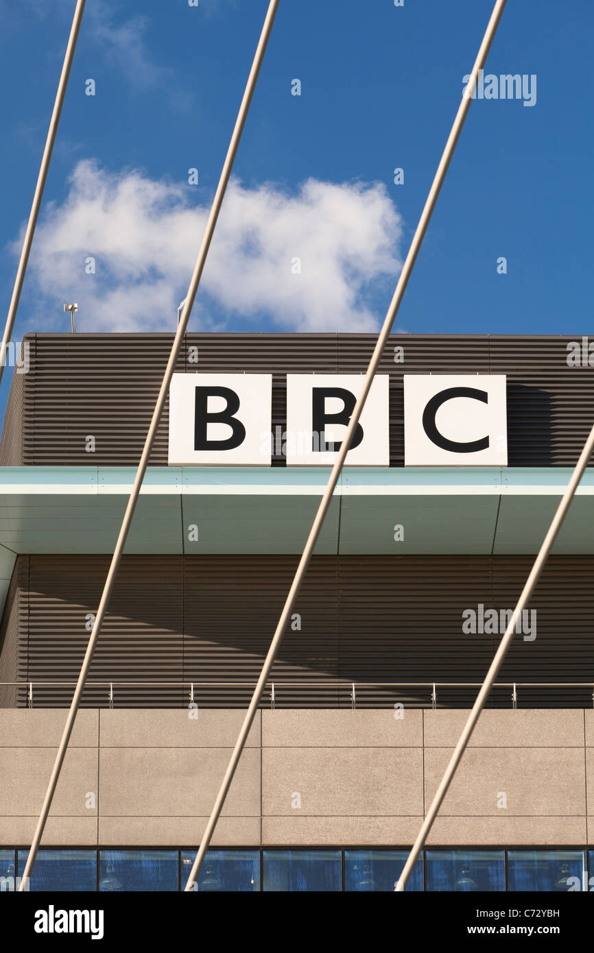 BBC-Zeichen im Büro BBC Manchester in MediaCityUK, Salford, Manchester, England Stockfoto