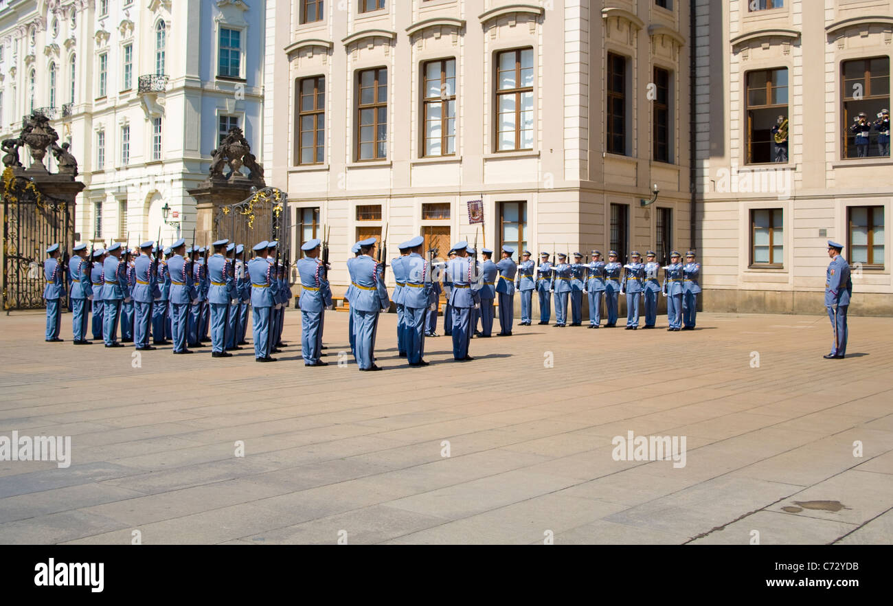 Soldaten während der Wachablösung auf der Prager Burg, Prag, Tschechische Republik, Europa Stockfoto