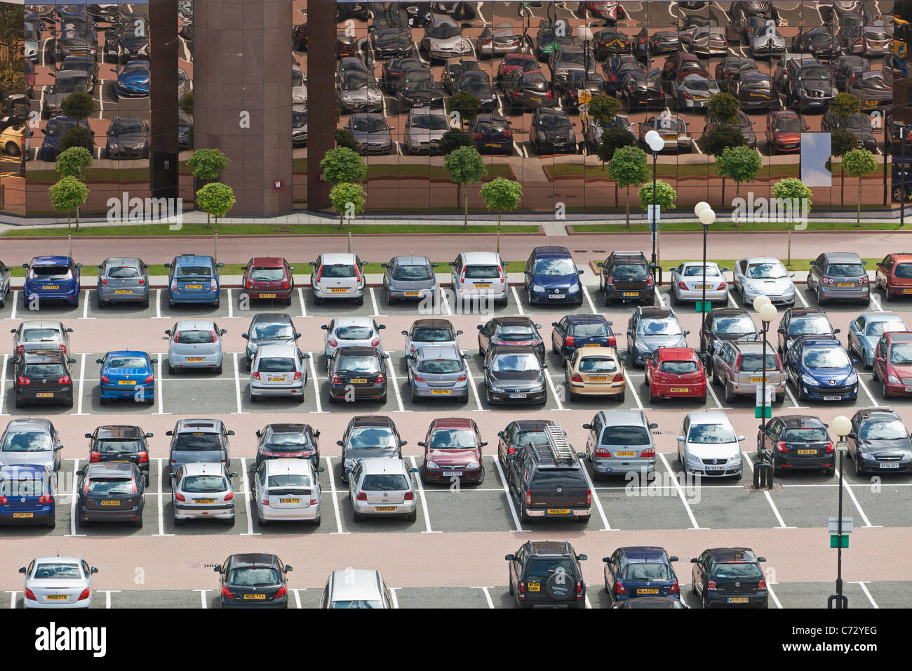 Blick auf einen öffentlichen Parkplatz, England Stockfoto