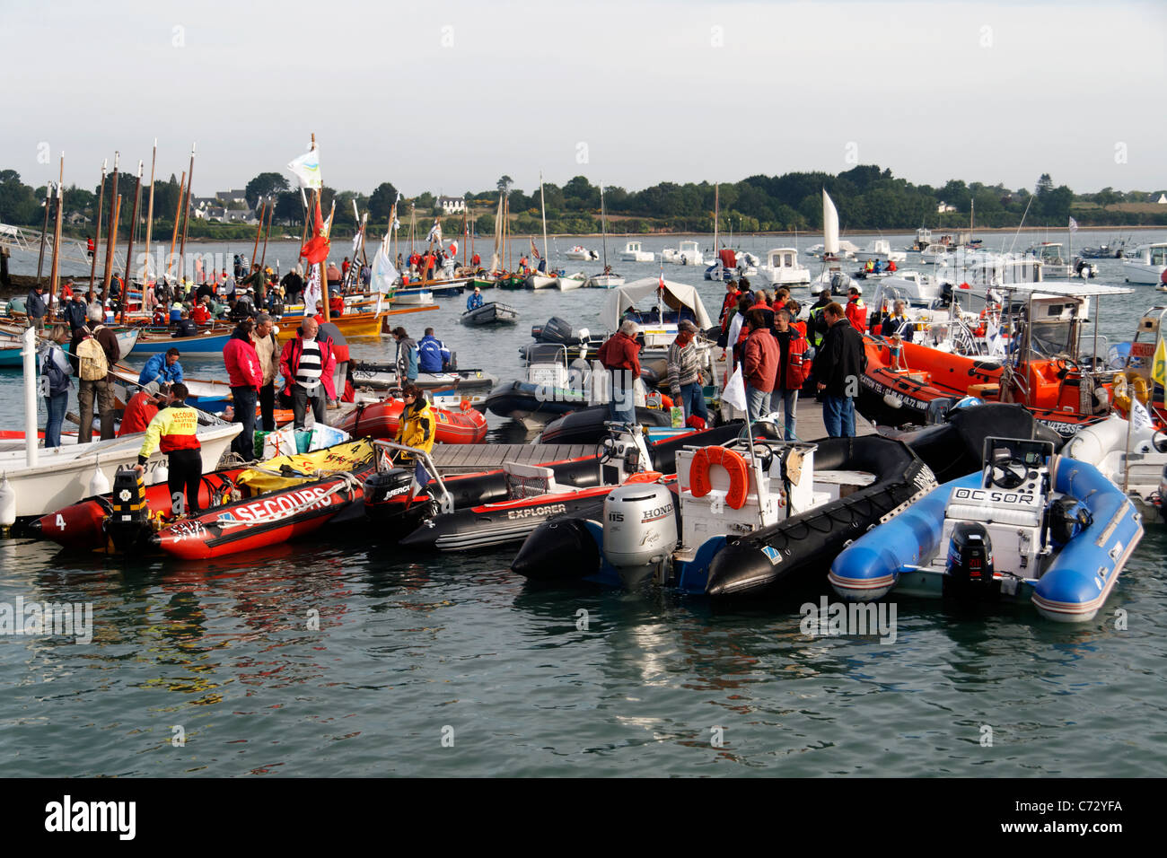Schlauchboote für Tranport und Sicherheit, Woche auf den Golf von Morbihan (Bretagne, Frankreich). Stockfoto