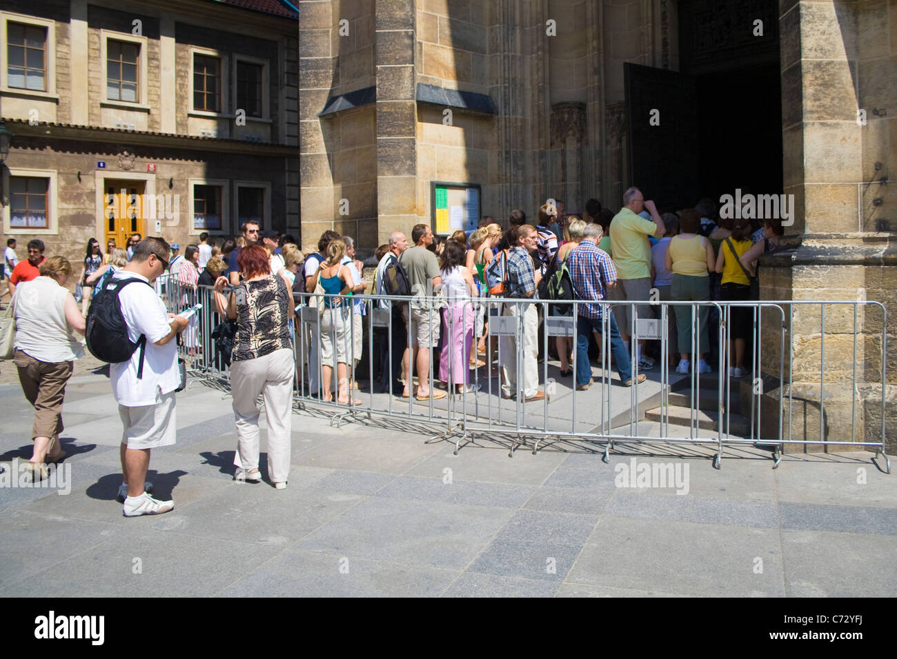 Touristen, die in einer langen Schlange warten, ins St.-Veits Kathedrale, Prager Burg, Prag, Tschechische Republik, Europa Stockfoto