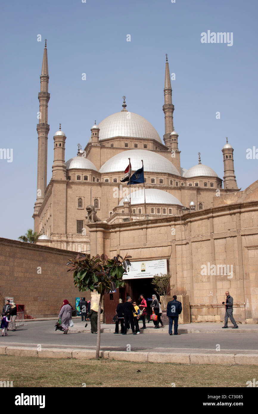Einreisende Saladin-Zitadelle mit Blick auf Minarette und Kuppeln der unglaubliche Architektur des Ortes anzeigen Stockfoto