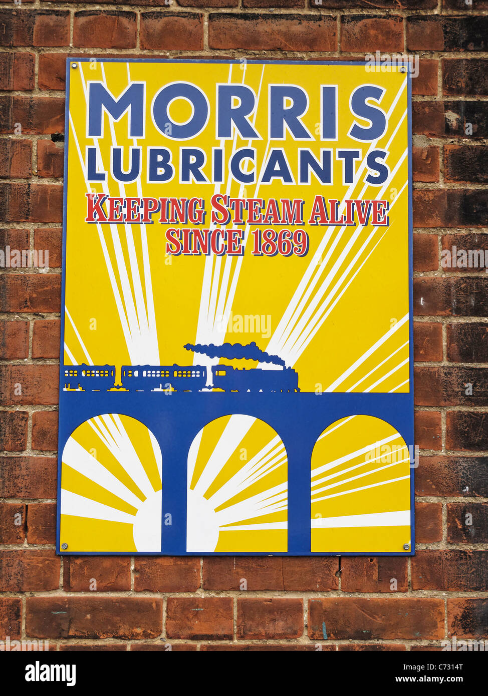 Eine Email melden Werbung Morris Lubricants in Sheringham Station, Norfolk, England. Stockfoto