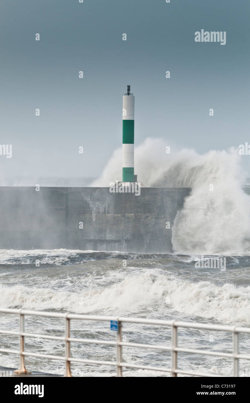Wellen und starke Winde Zerschlage die Promenade in Aberystwyth wie das Endstückende des Hurricane Katia über Großbritannien, 12. September 2011 fegt. Stockfoto