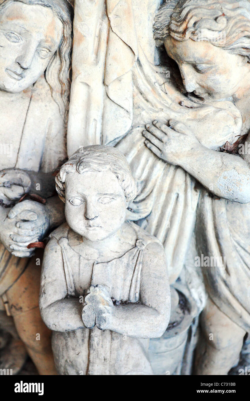 Steinstatue beten mit Kind - religiöses symbol Stockfoto