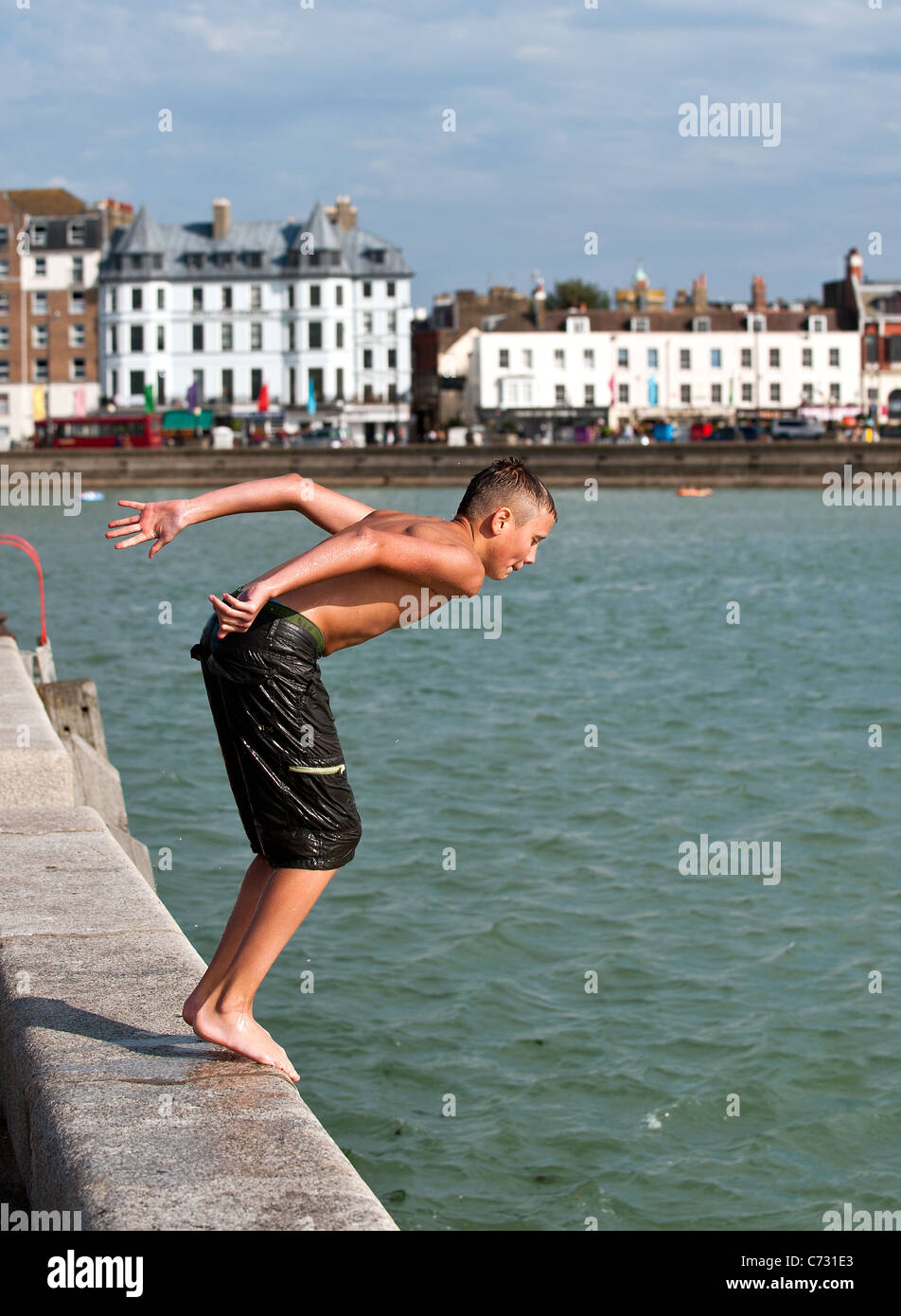 Ein Junge zu den Hafen Arm in Margate abspringen. Stockfoto