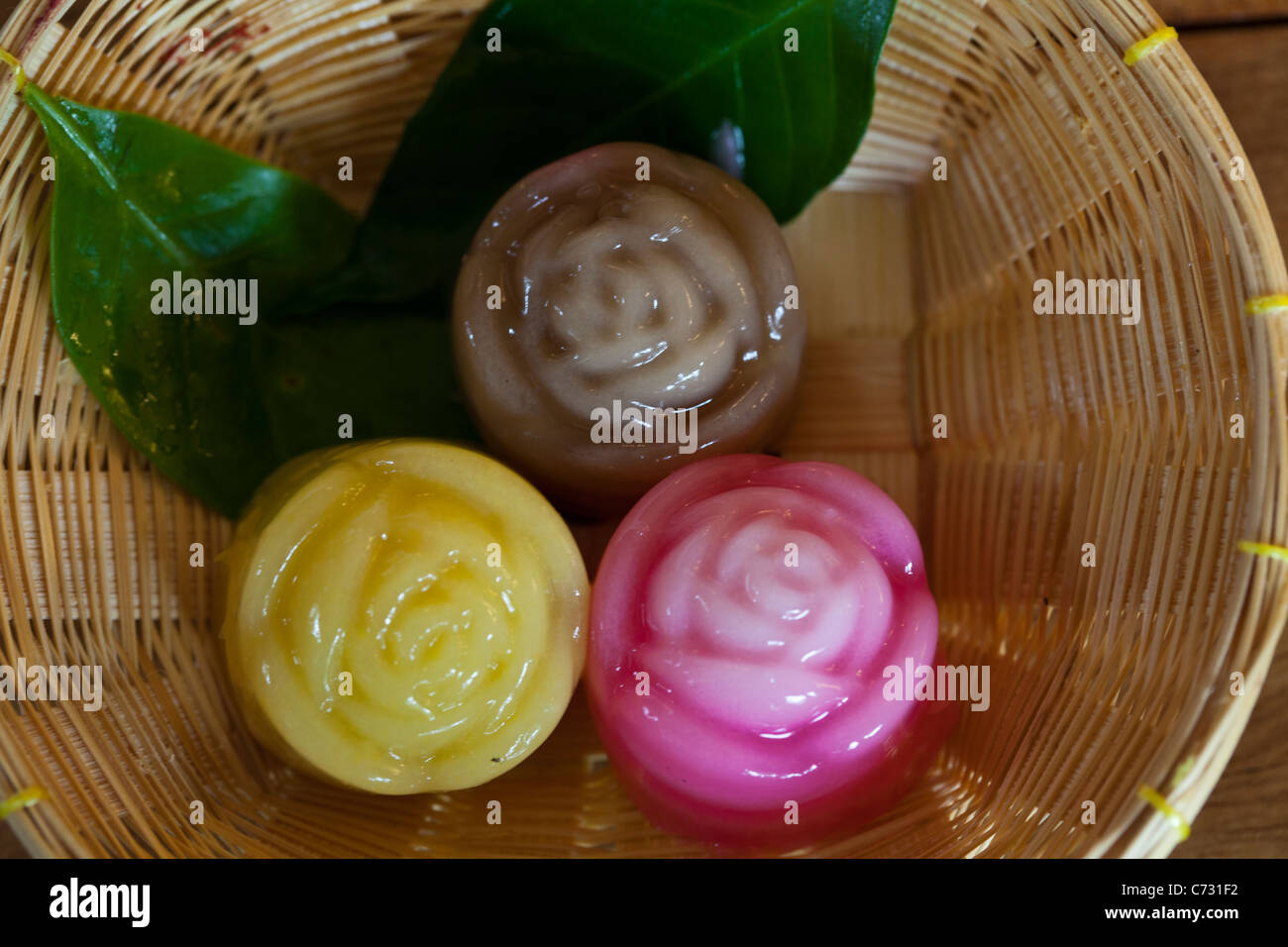 Thailändische Kokos-Gelee wird aus Kokosmilch, Zucker und Gelatine hergestellt. Das Ergebnis zergeht auf der Zunge. Stockfoto