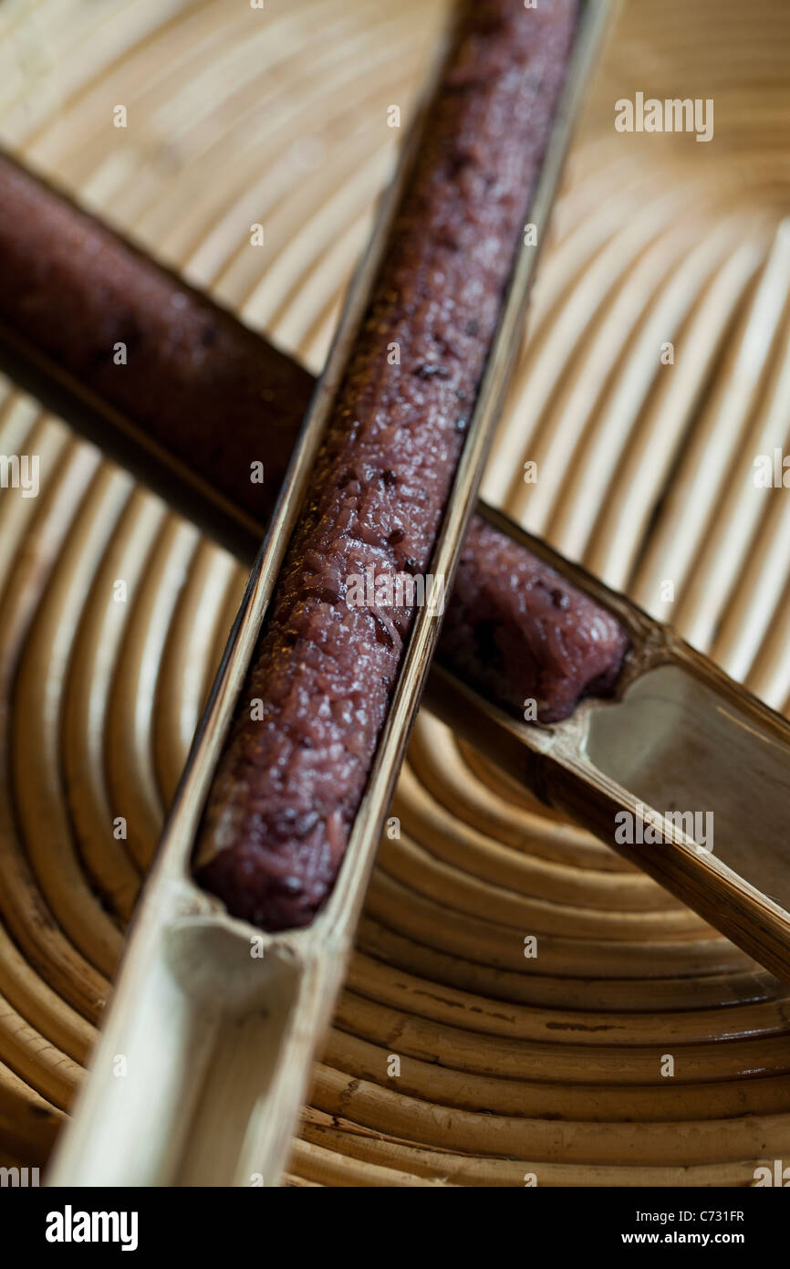 Khao Lam ist Klebreis mit Kokosmilch gekocht in speziell vorbereiteten Bambus Abschnitten Stockfoto