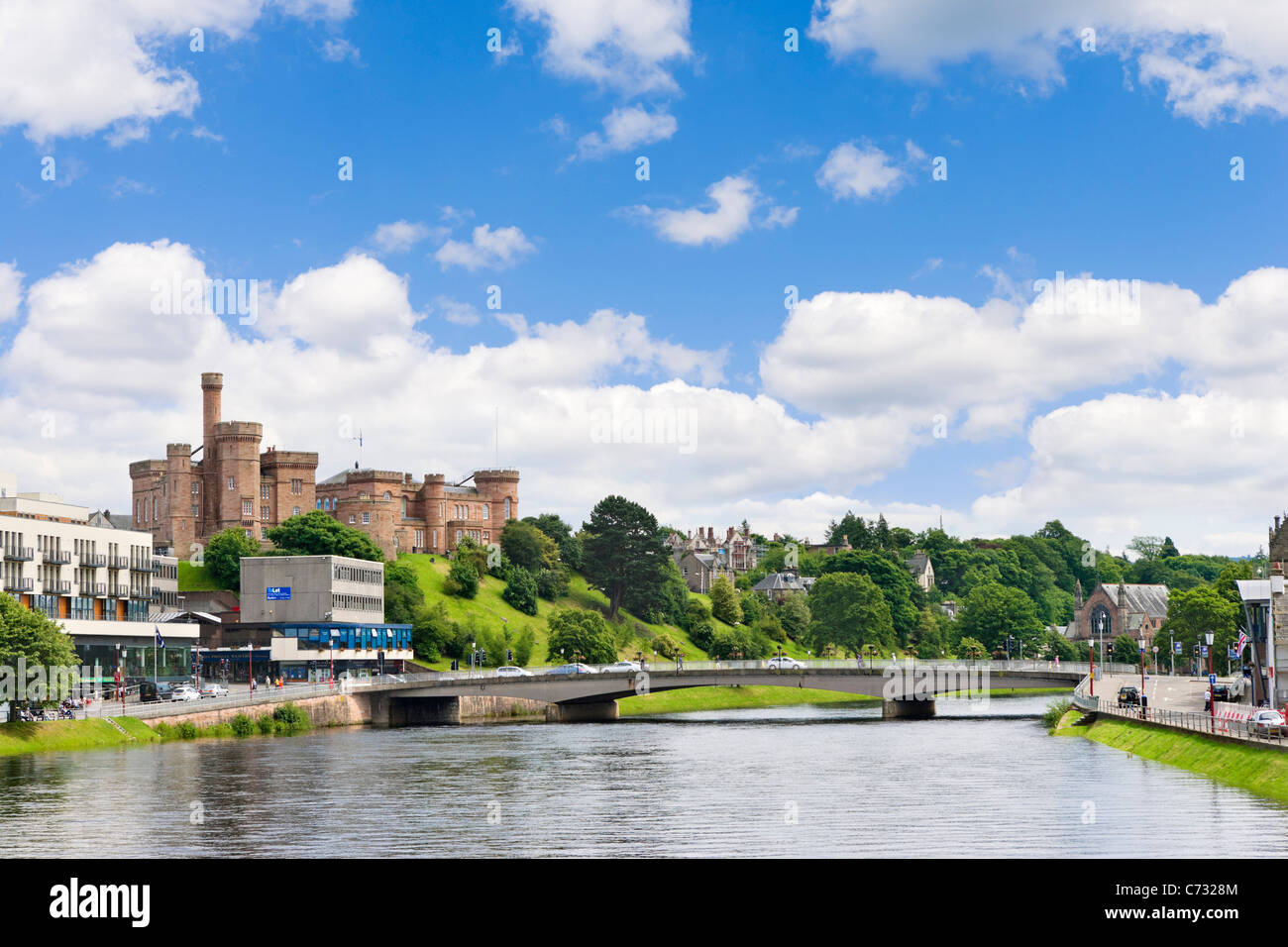 Der River Ness und Inverness Castle in der Nähe von Stadtzentrum, Inverness, Highland, Schottland, Vereinigtes Königreich Stockfoto