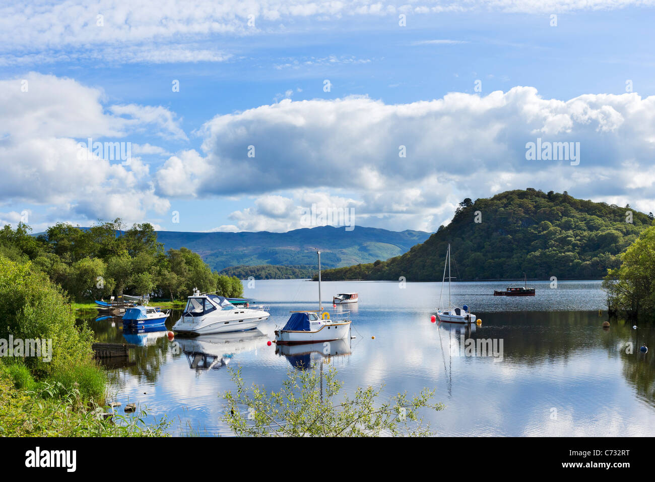 Boote vertäut auf das Loch im Aldochlay am westlichen Ufer des Loch Lomond, Argyll and Bute, Scotland, UK Stockfoto