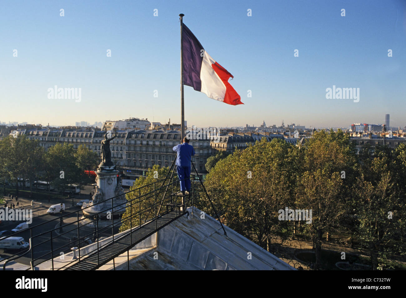 Französische Trikolore Tricolore Flagge Französisch gehisst auf dem Dach der Kaserne Caserne Verines Place De La Republique-Paris-fr Stockfoto