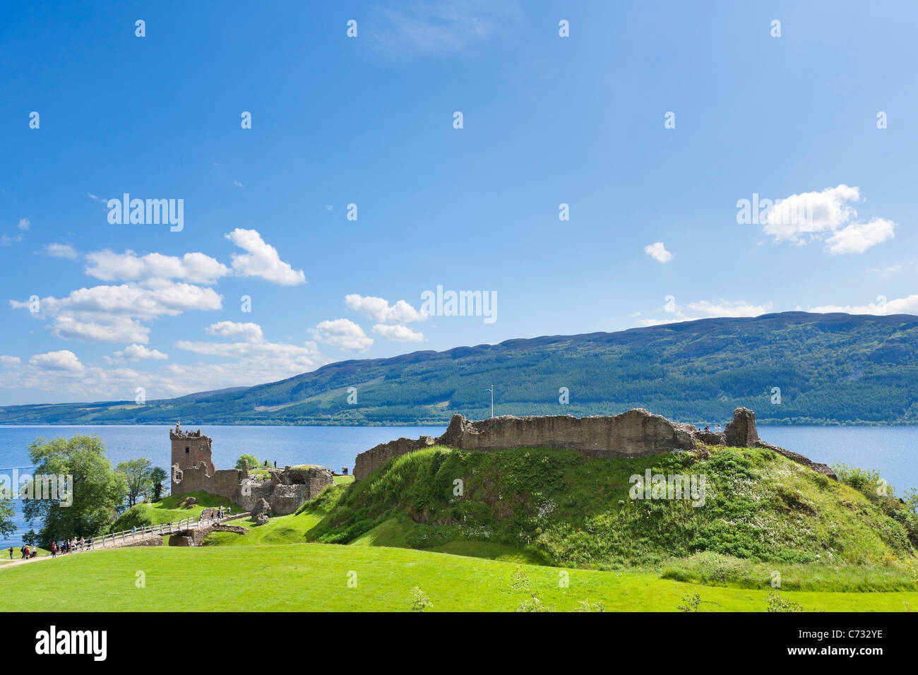Die Ruinen von Urquhart Castle auf dem westlichen Ufer von Loch Ness (Standort der vielen Nessie Sichtungen), in der Nähe von Drumnadrochit, Scotland, UK Stockfoto