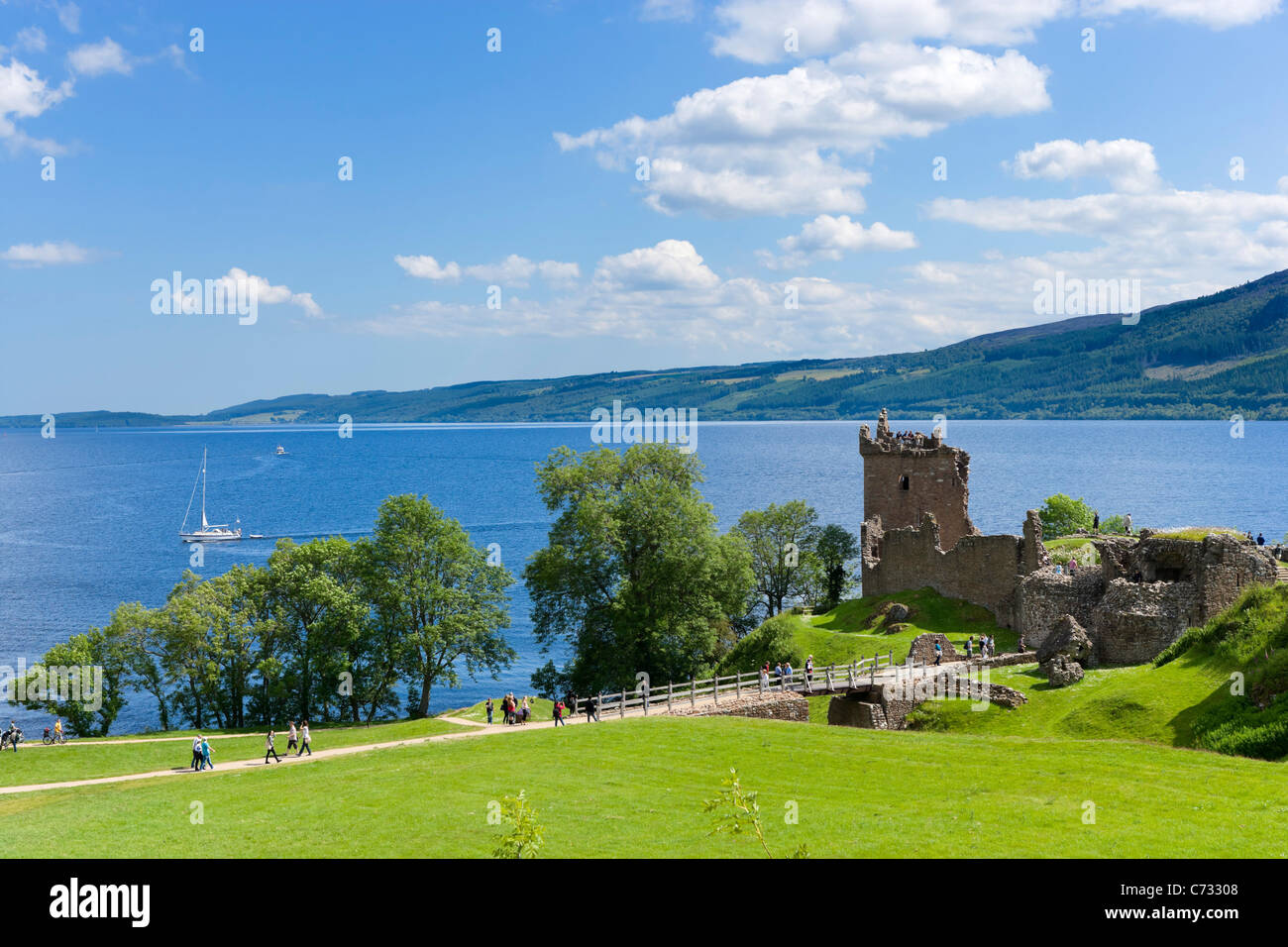 Die Ruinen von Urquhart Castle auf dem westlichen Ufer von Loch Ness (Standort der vielen Nessie Sichtungen), in der Nähe von Drumnadrochit, Scotland, UK Stockfoto