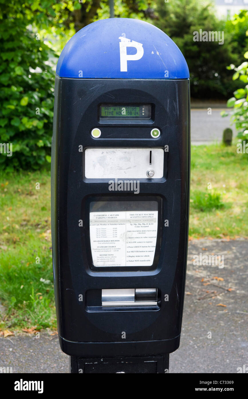 Fahrkartenautomat in einem Parkhaus bezahlen und Anzeige in Inverness, Highland, Schottland, Großbritannien Stockfoto