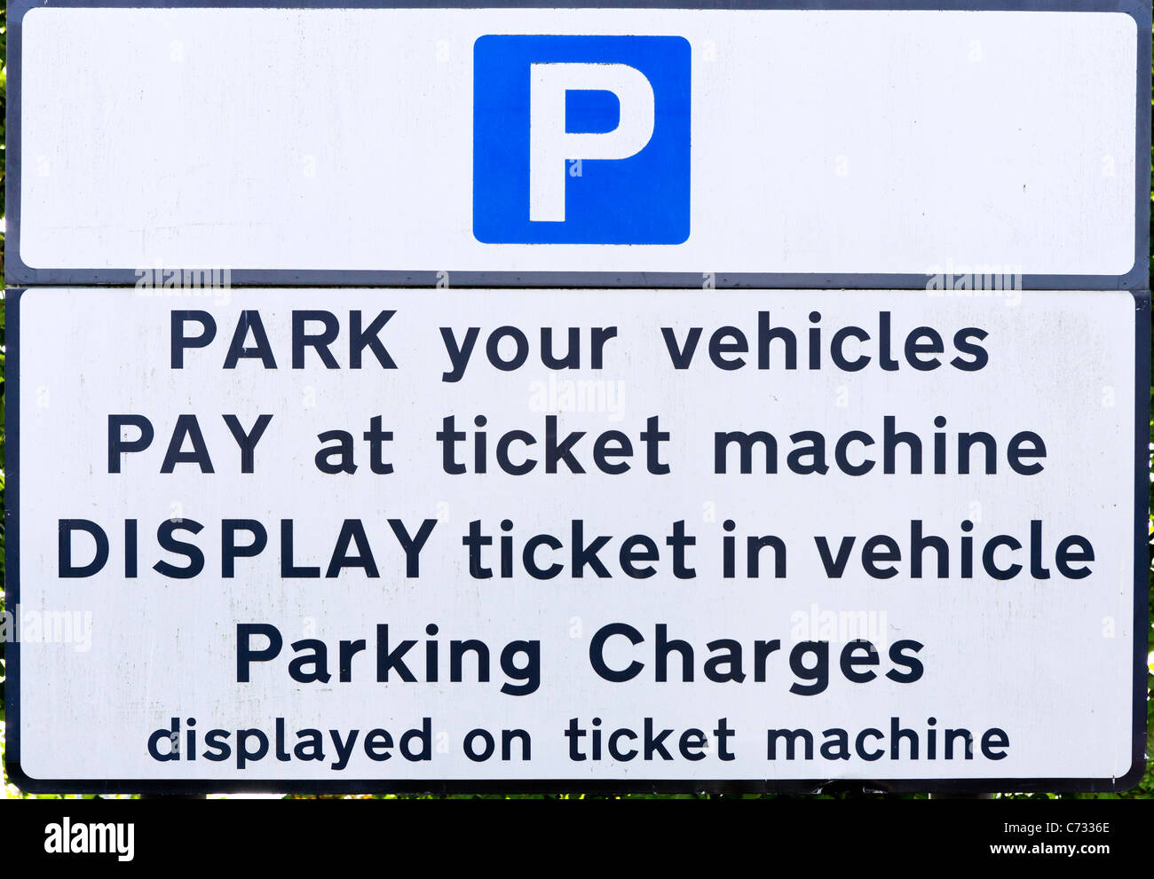 Signieren Sie, indem ein Fahrkartenautomat in einem Parkhaus bezahlen und Anzeige in Inverness, Highland, Schottland, Großbritannien Stockfoto