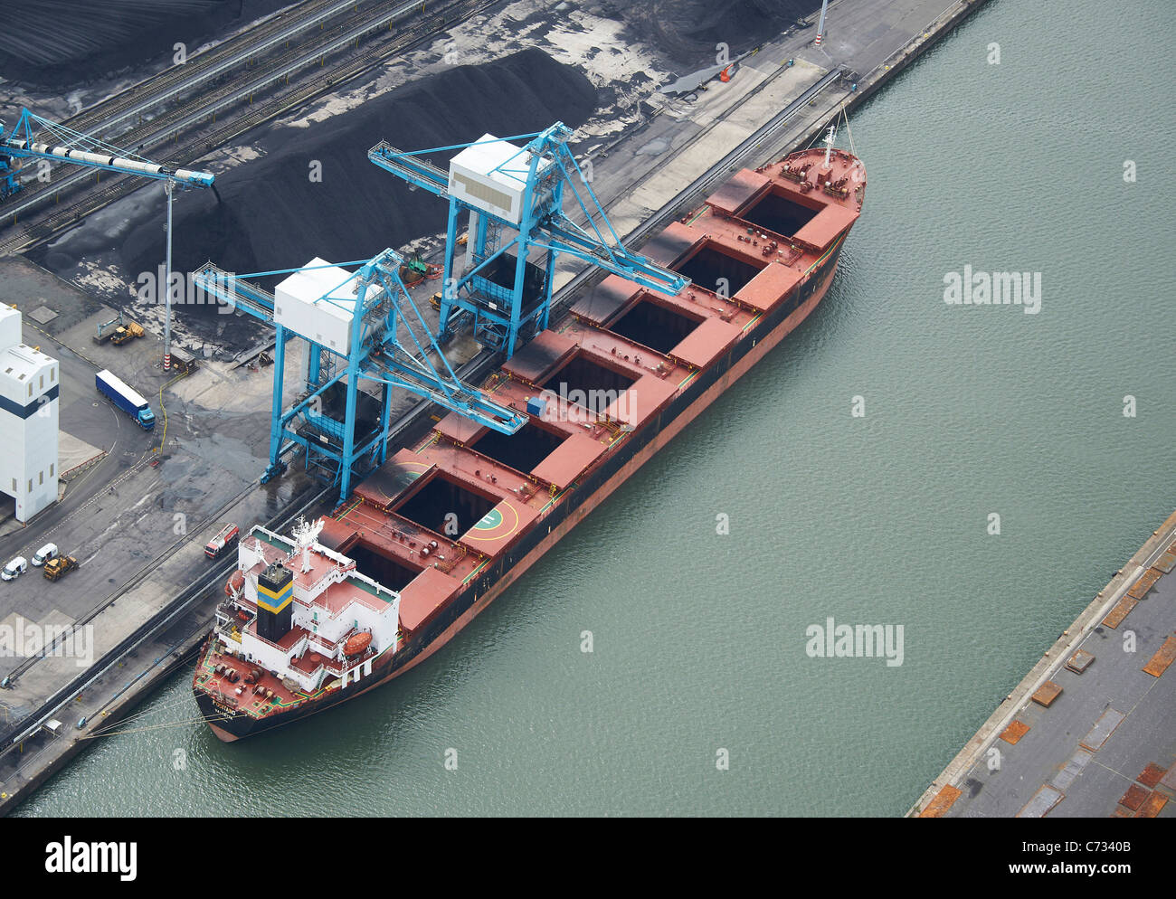 Kohle-Schiff entladen in Liverpool Docks, Liverpool, North West England Stockfoto