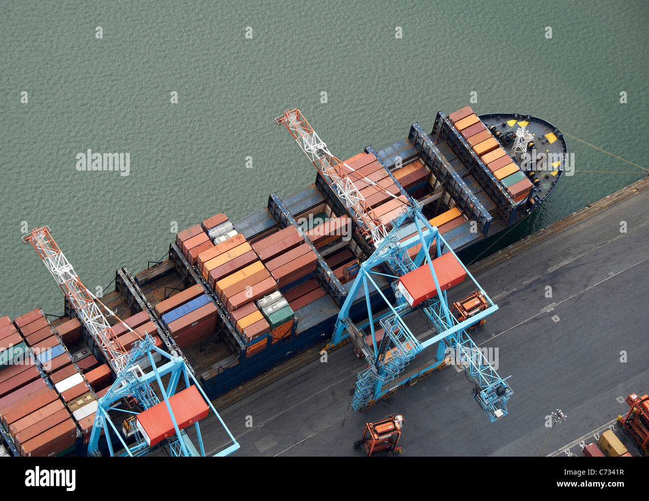 Containerschiff laden am Liverpool Docks, Liverpool, North West England Stockfoto